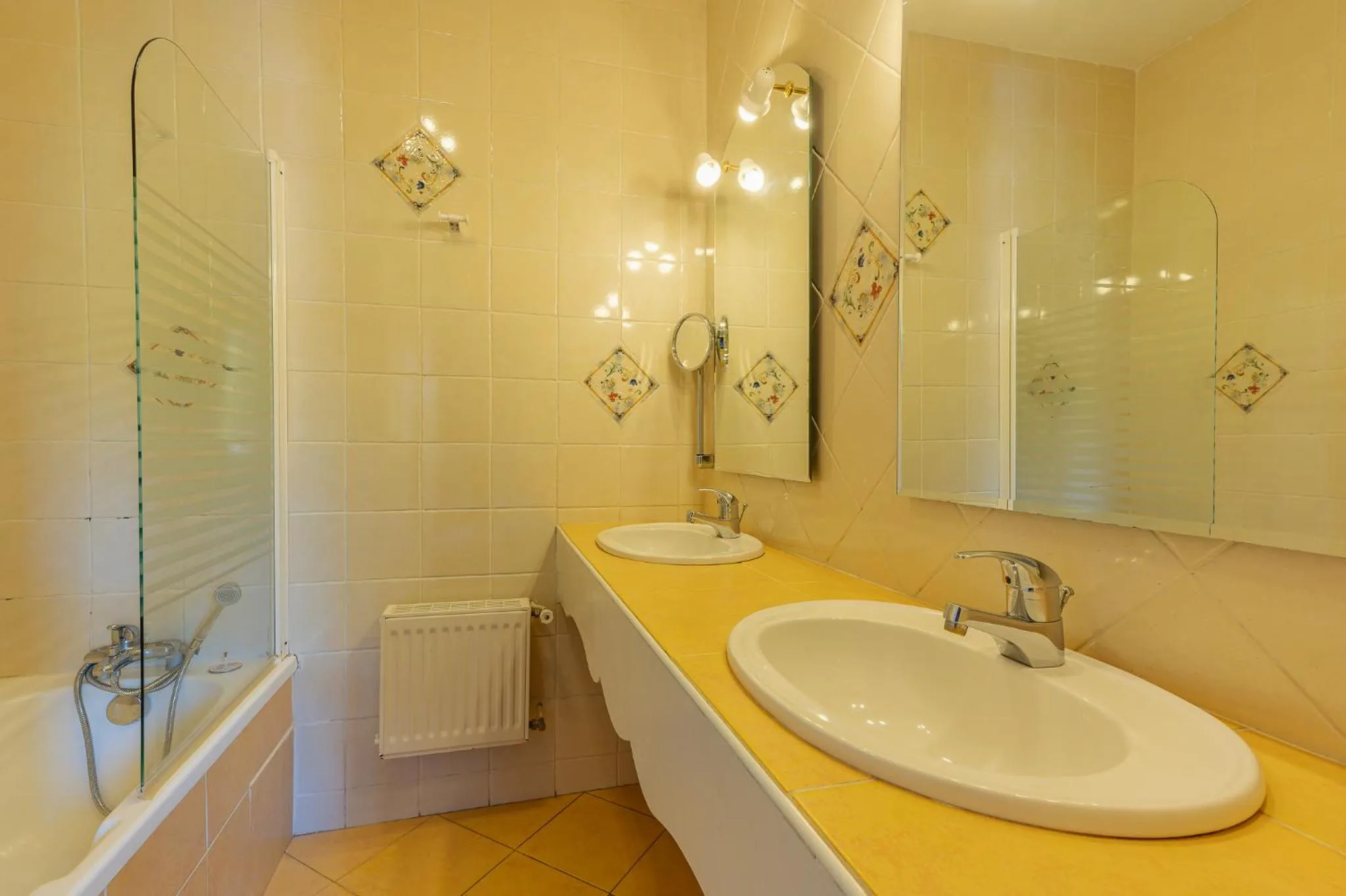 Bathroom in Hostellerie du Passeur - Hôtel & Restaurant - Climatisation et Piscine chauffée