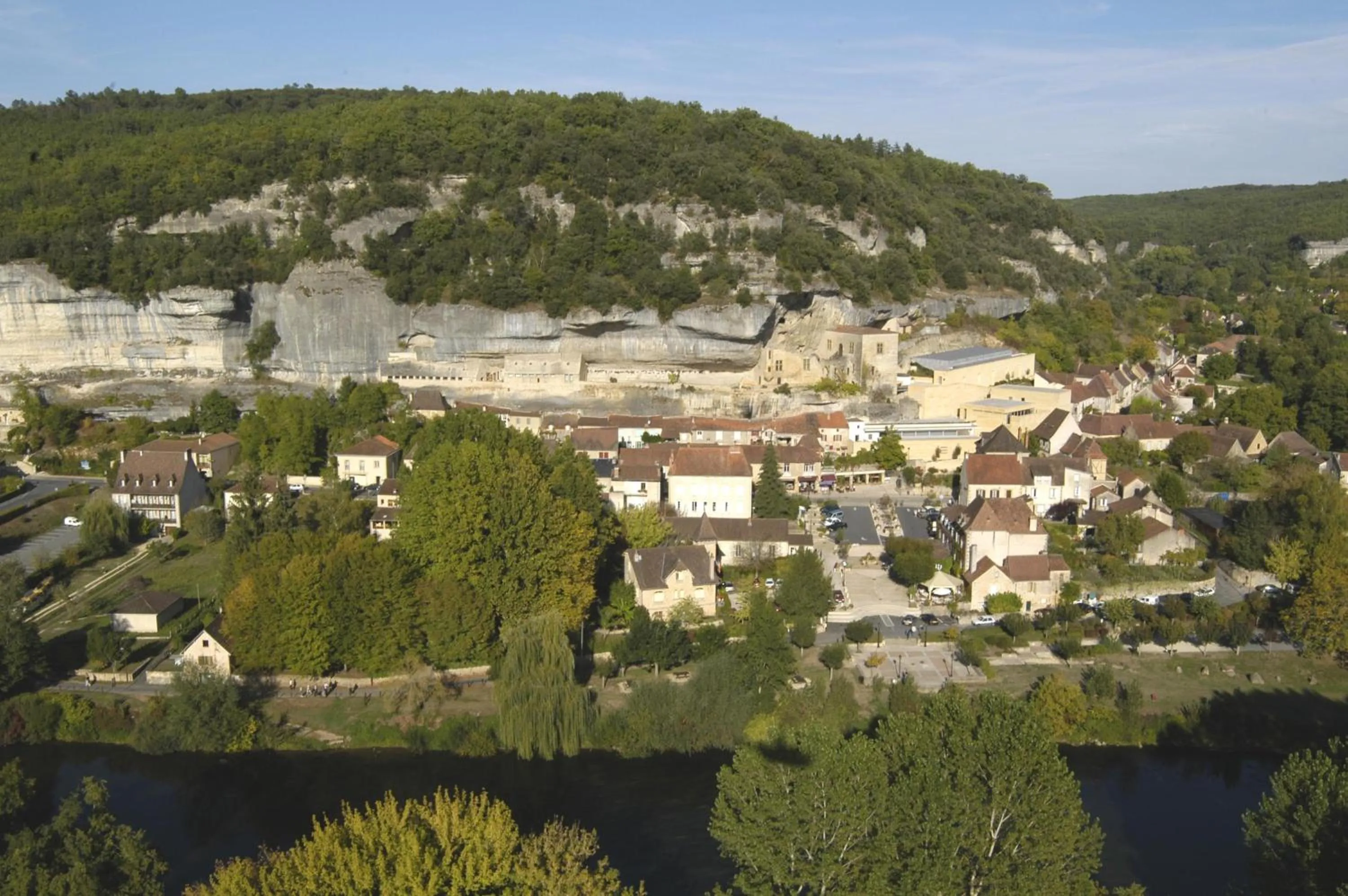 Area and facilities in Hostellerie du Passeur - Hôtel & Restaurant - Climatisation et Piscine chauffée
