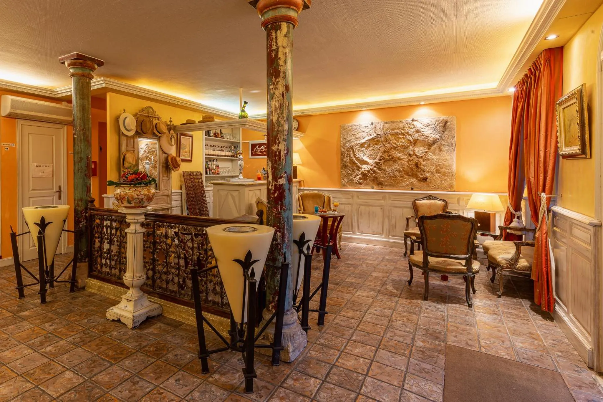 Lounge or bar in Hostellerie du Passeur - Hôtel & Restaurant - Climatisation et Piscine chauffée