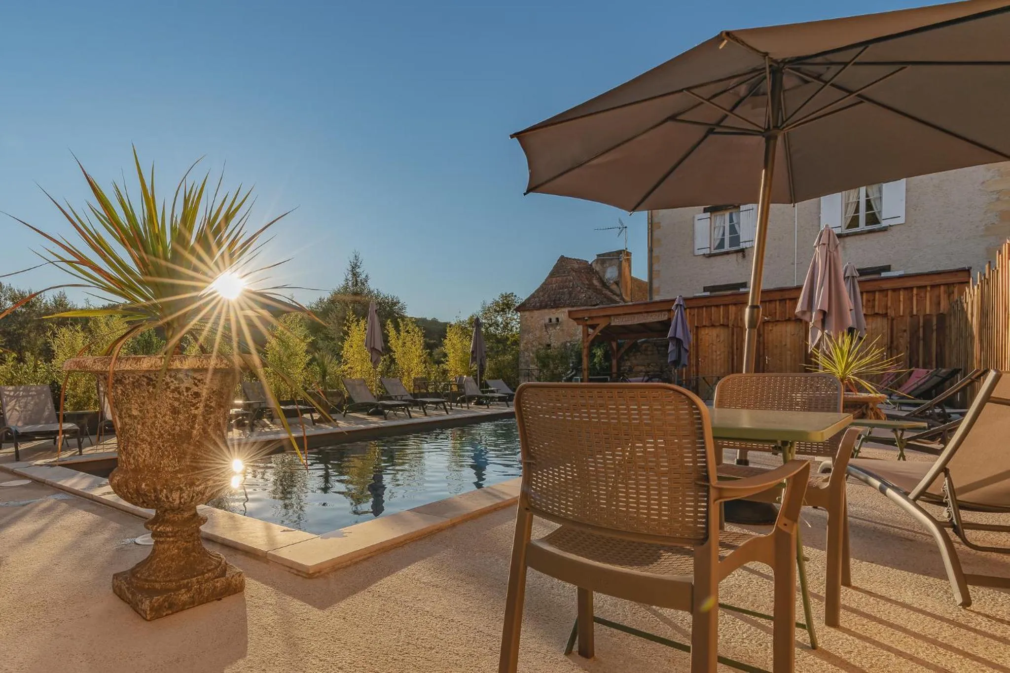 Swimming pool in Hostellerie du Passeur - Hôtel & Restaurant - Climatisation et Piscine chauffée