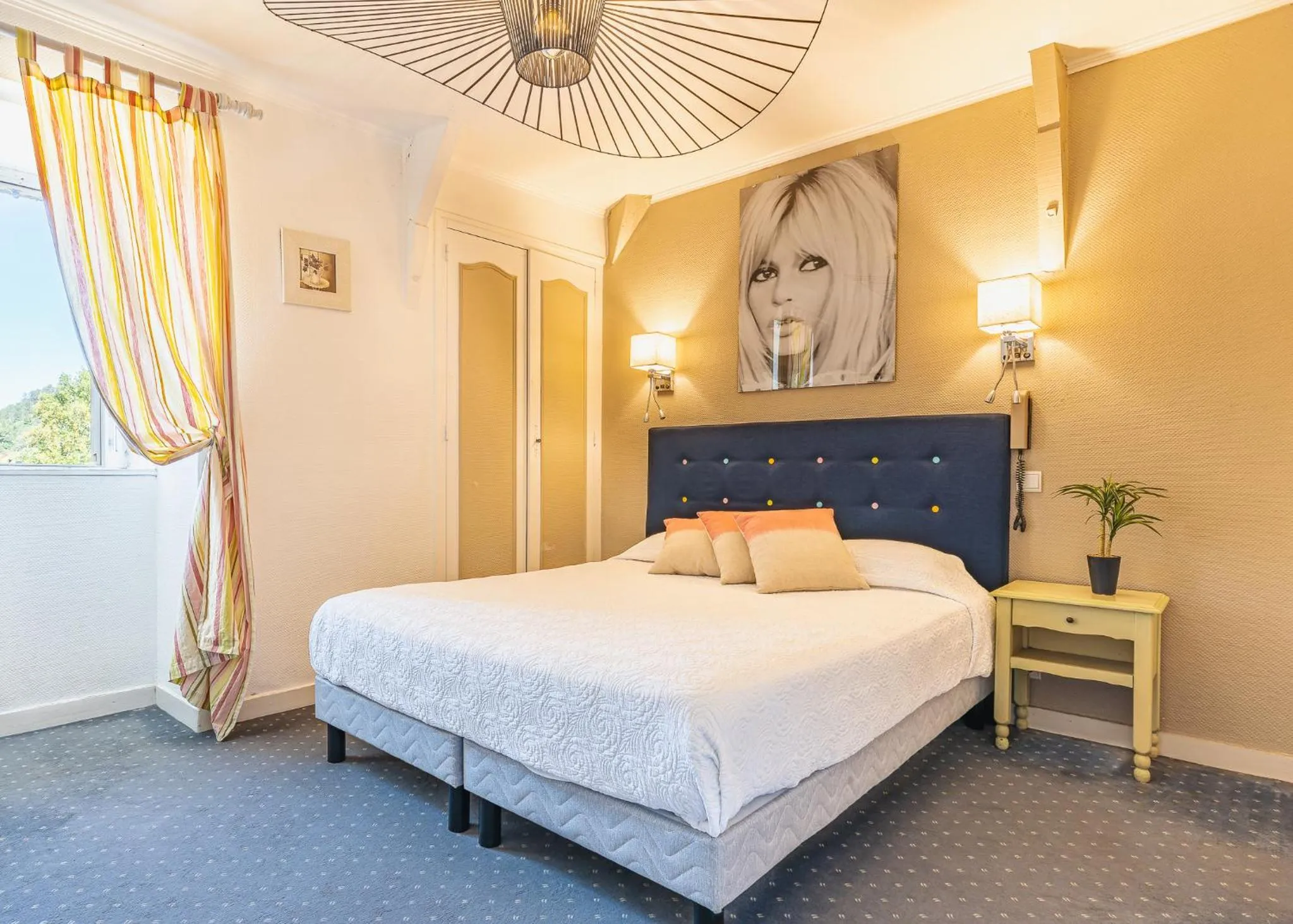 Photo of the whole room, Bed in Hostellerie du Passeur - Hôtel & Restaurant - Climatisation et Piscine chauffée