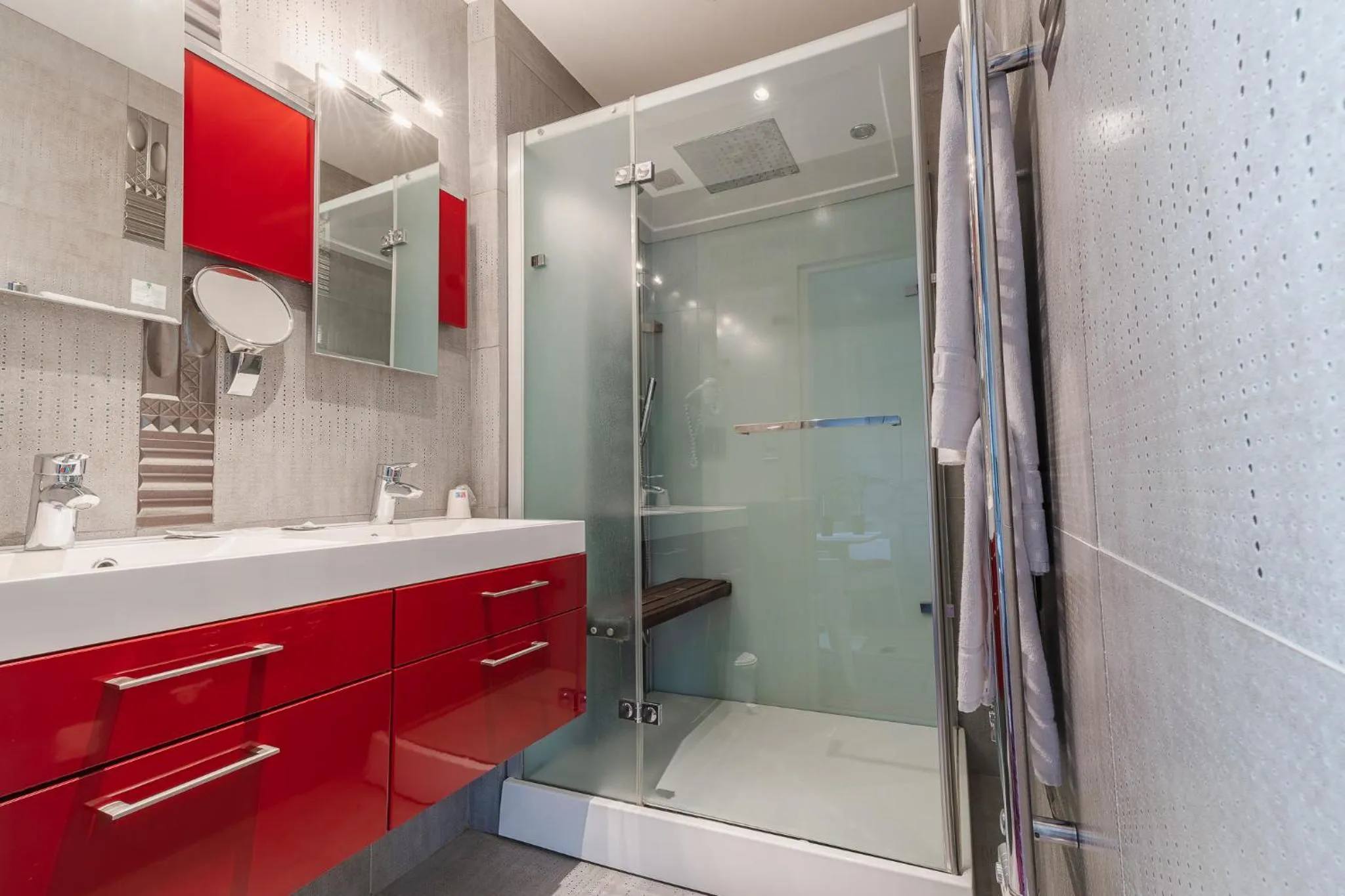 Bathroom in Hostellerie du Passeur - Hôtel & Restaurant - Climatisation et Piscine chauffée