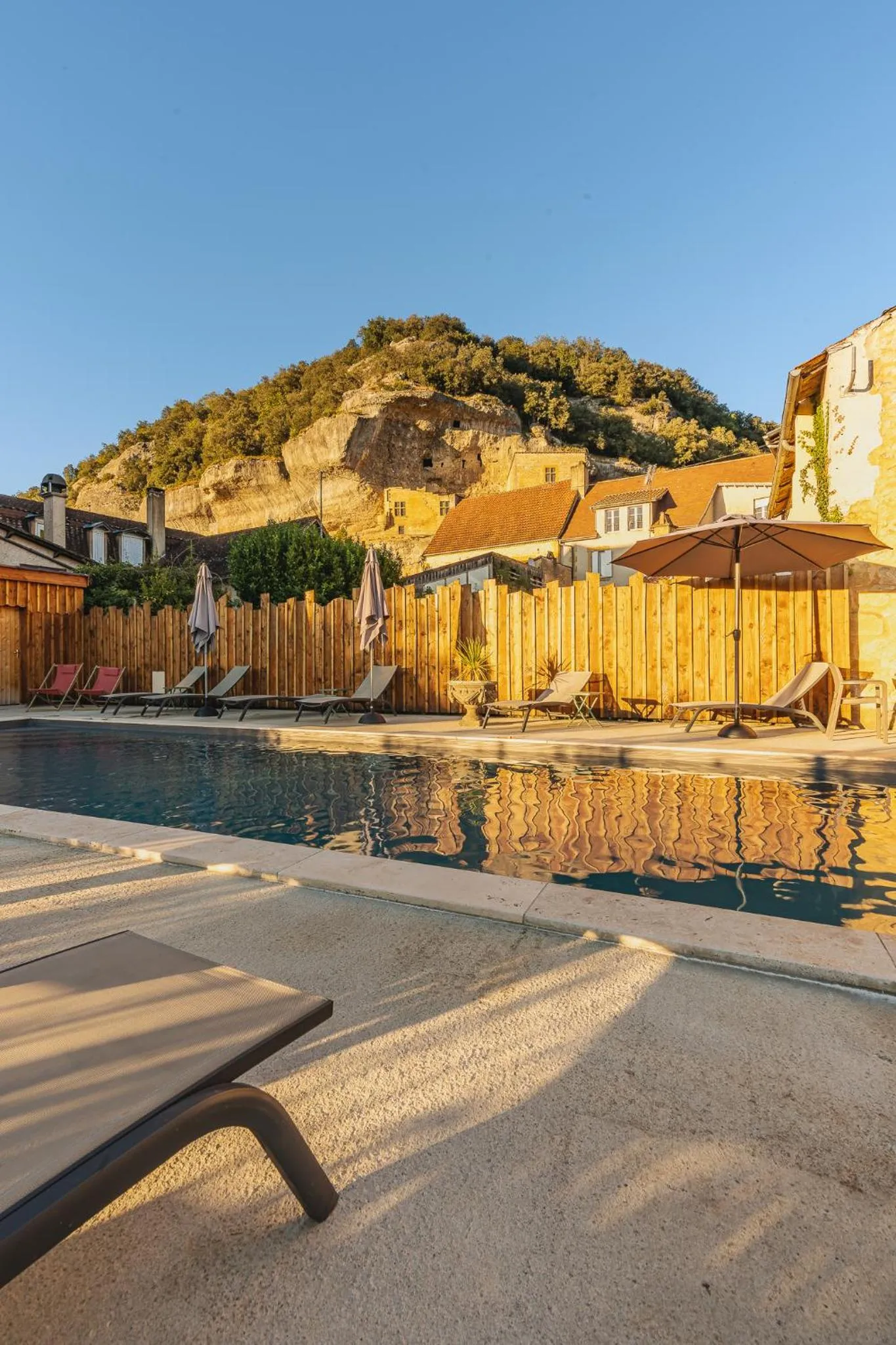 Swimming pool in Hostellerie du Passeur - Hôtel & Restaurant - Climatisation et Piscine chauffée