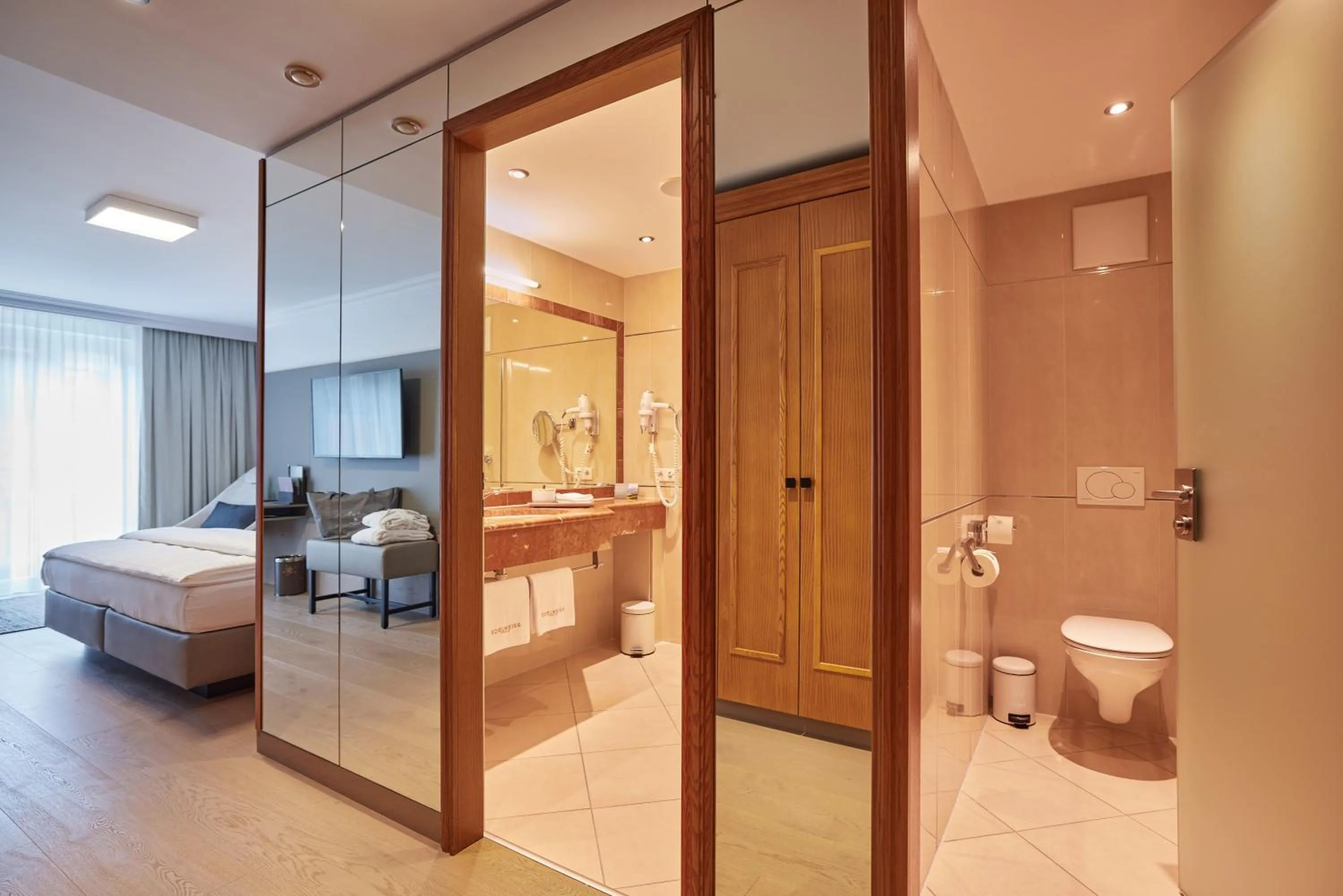 Photo of the whole room, Bed in Hotel EDELWEISS Berchtesgaden Superior