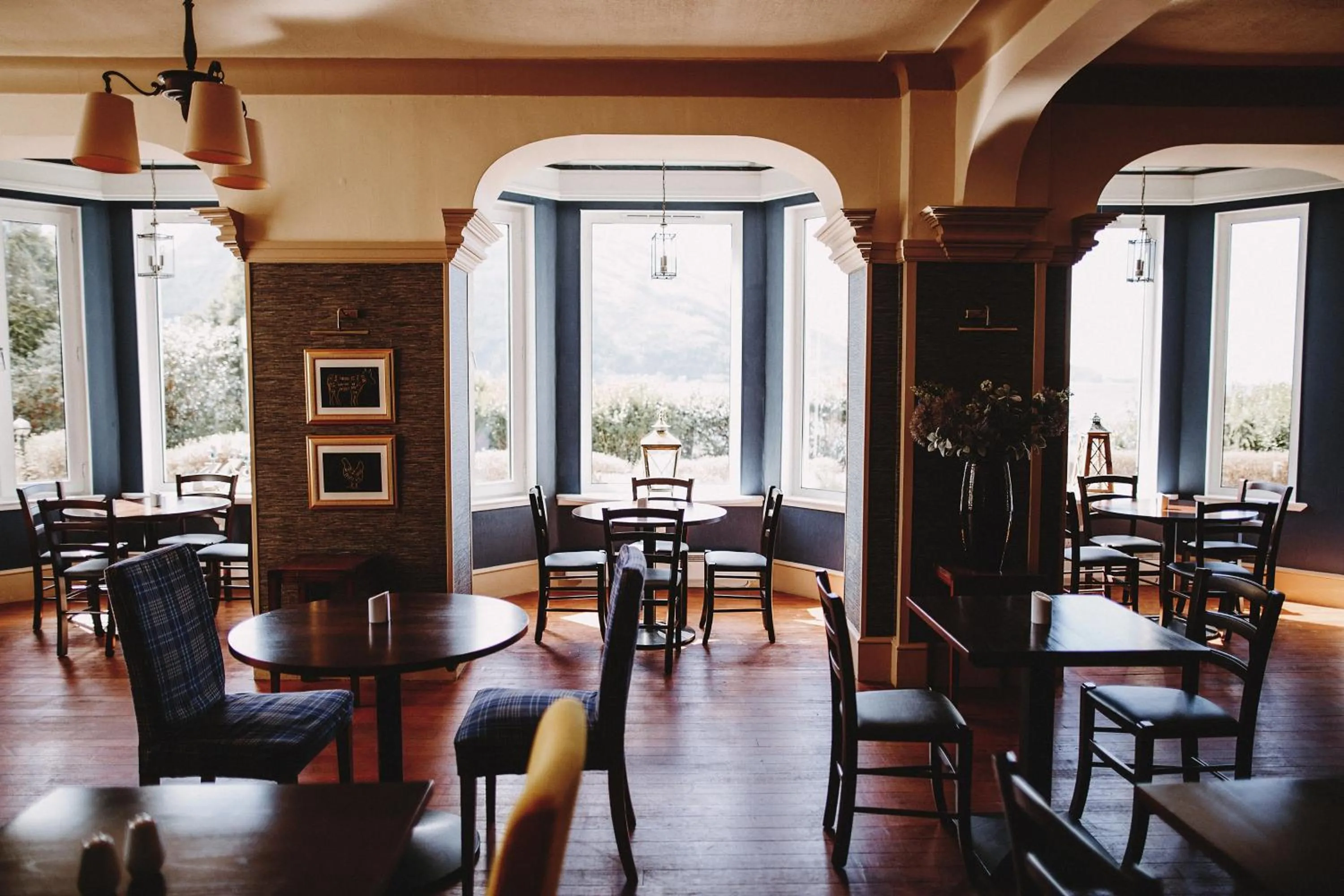 Restaurant/places to eat in The Lodge on the Loch by OYO