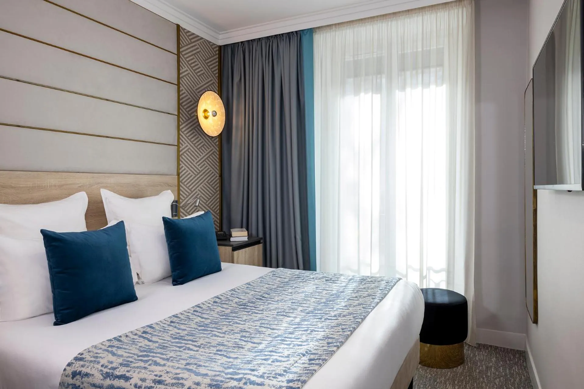 Bed in Hôtel Nude Paris - Color Vision