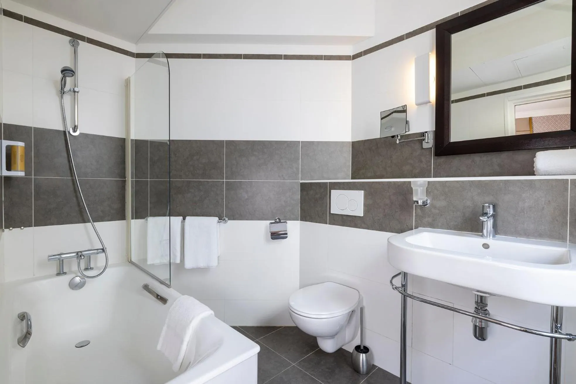 Bathroom in Hôtel Nude Paris - Color Vision