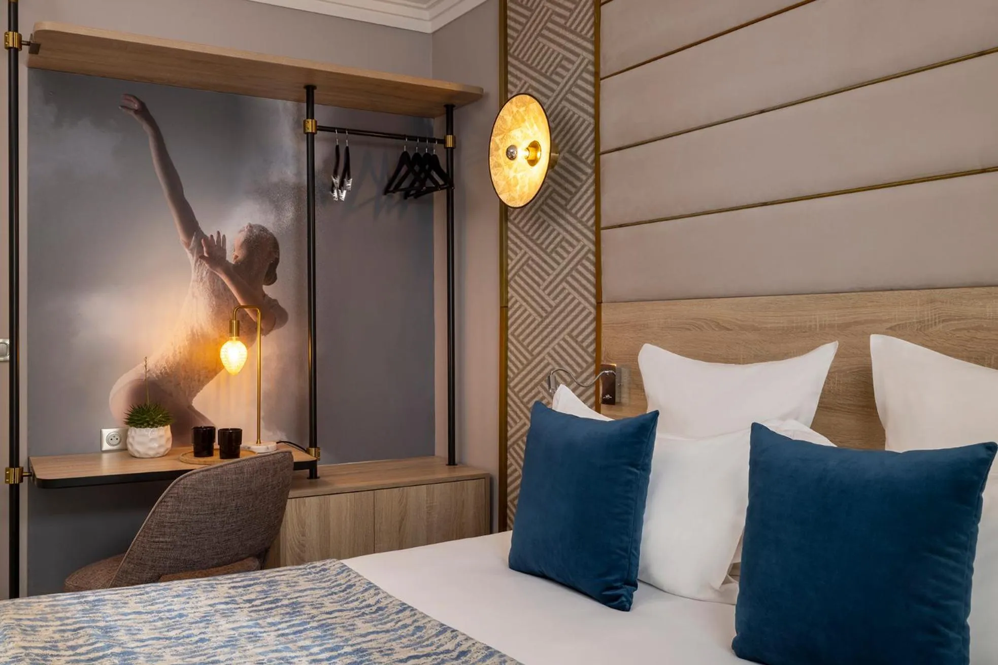 Seating area, Bed in Hôtel Nude Paris - Color Vision