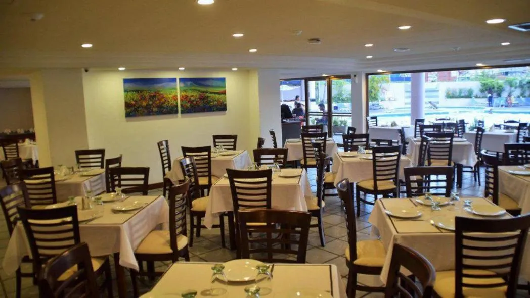 Restaurant/places to eat in Hotel Cristina Suites