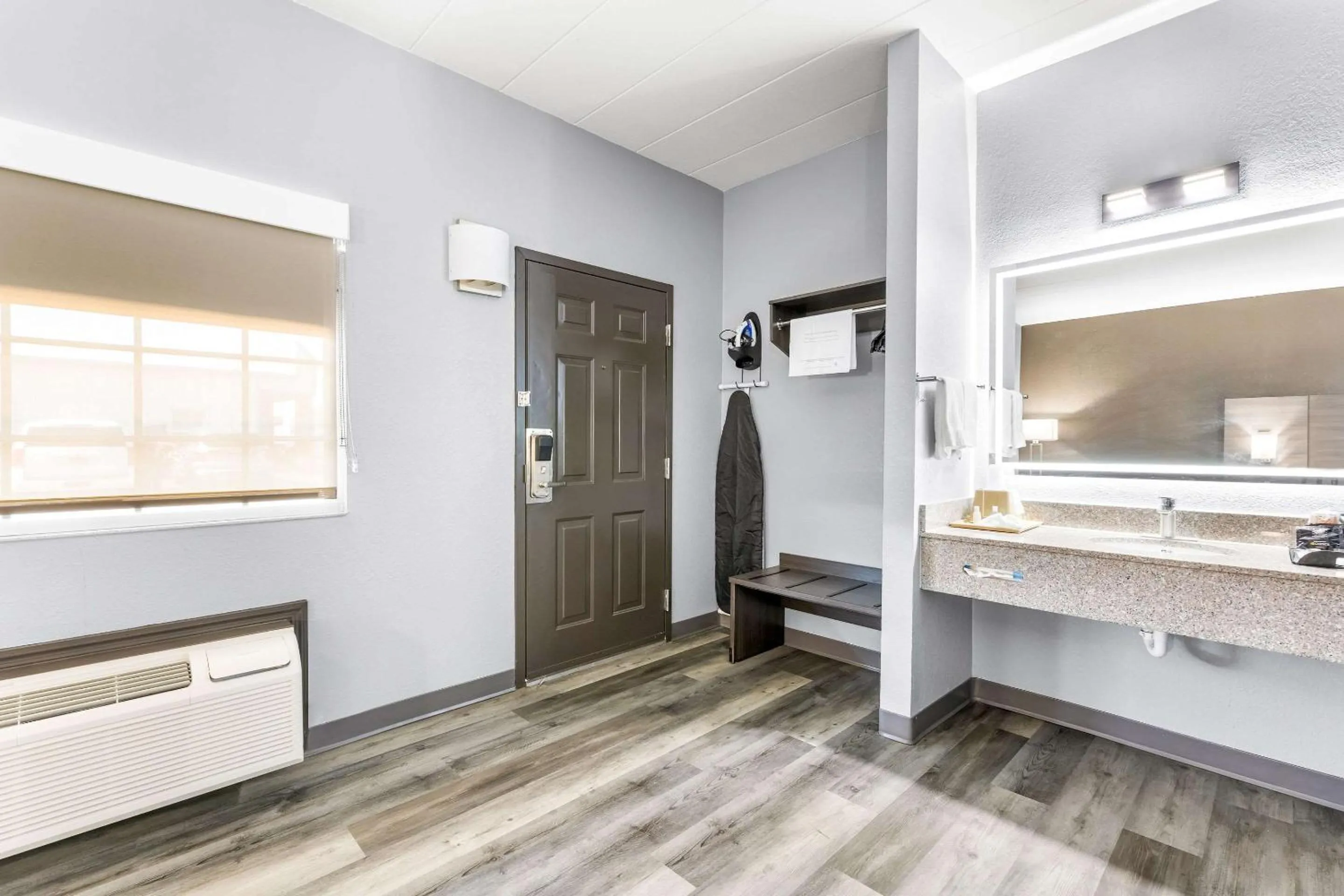 Bedroom in Quality Inn Lawrenceburg