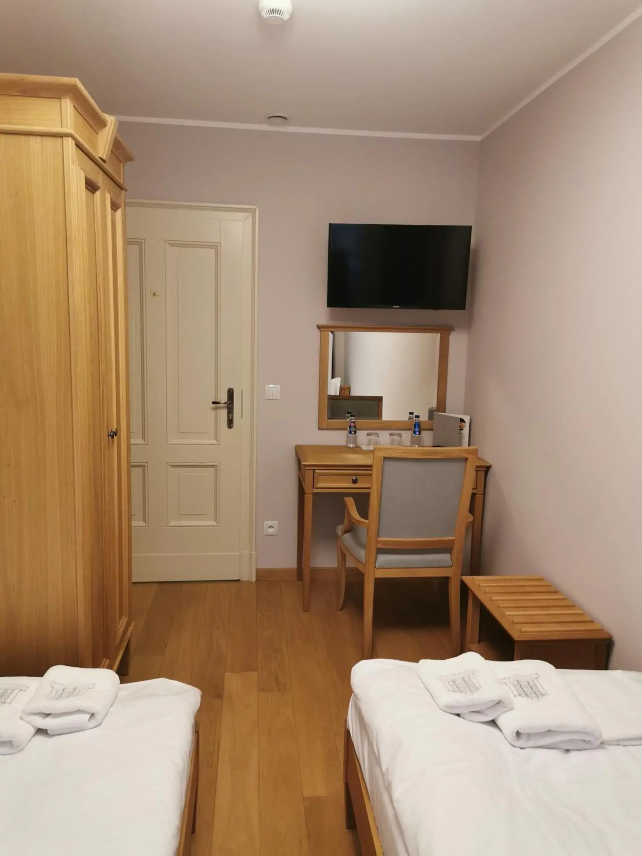 Standard Double Room with Shared Bathroom - single occupancy in Kasztanowy Pałac Standard Double Room with Shared Bathroom - single occupancy in Kasztanowy Pałac