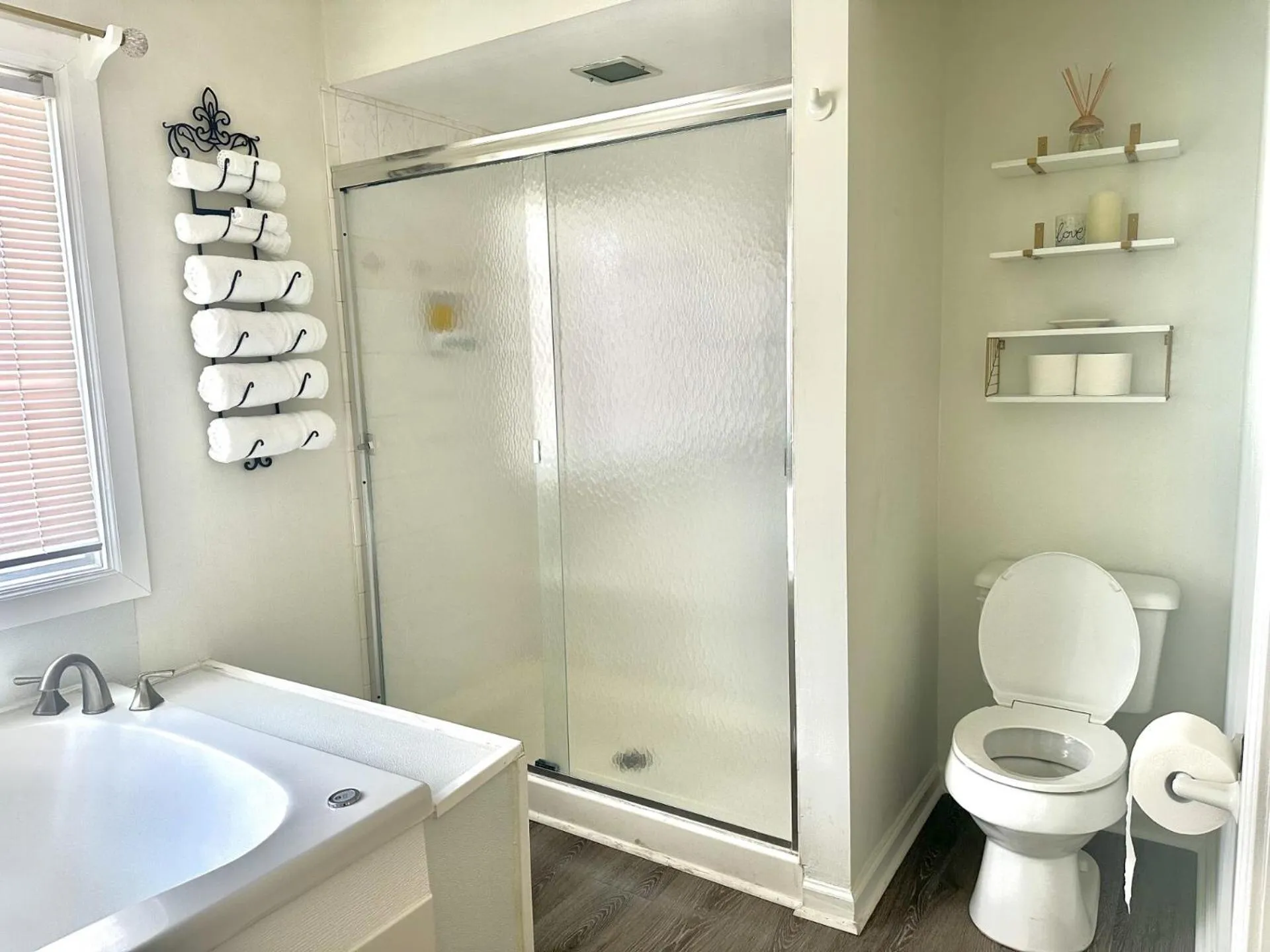 Bathroom in Speedway Legacy Inn