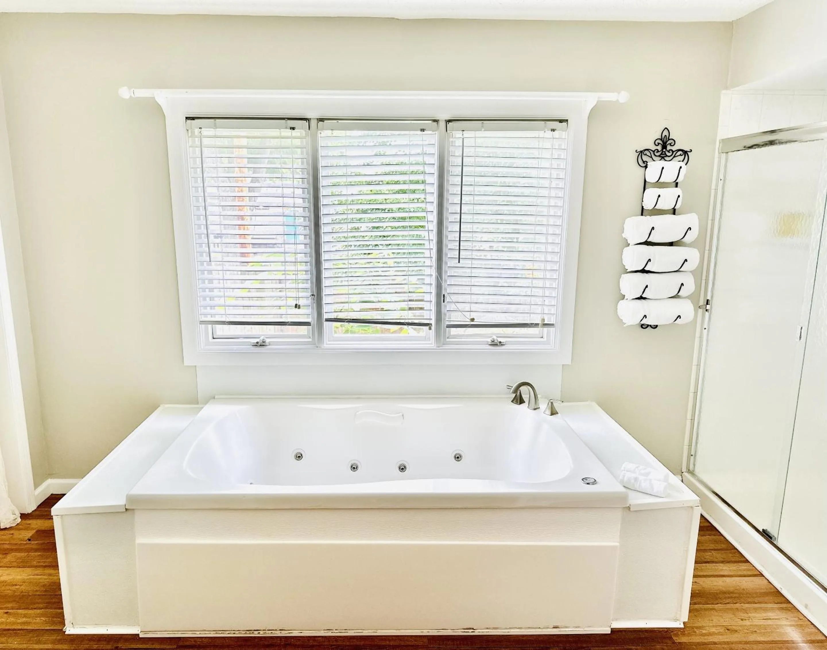 Hot Tub in Speedway Legacy Inn