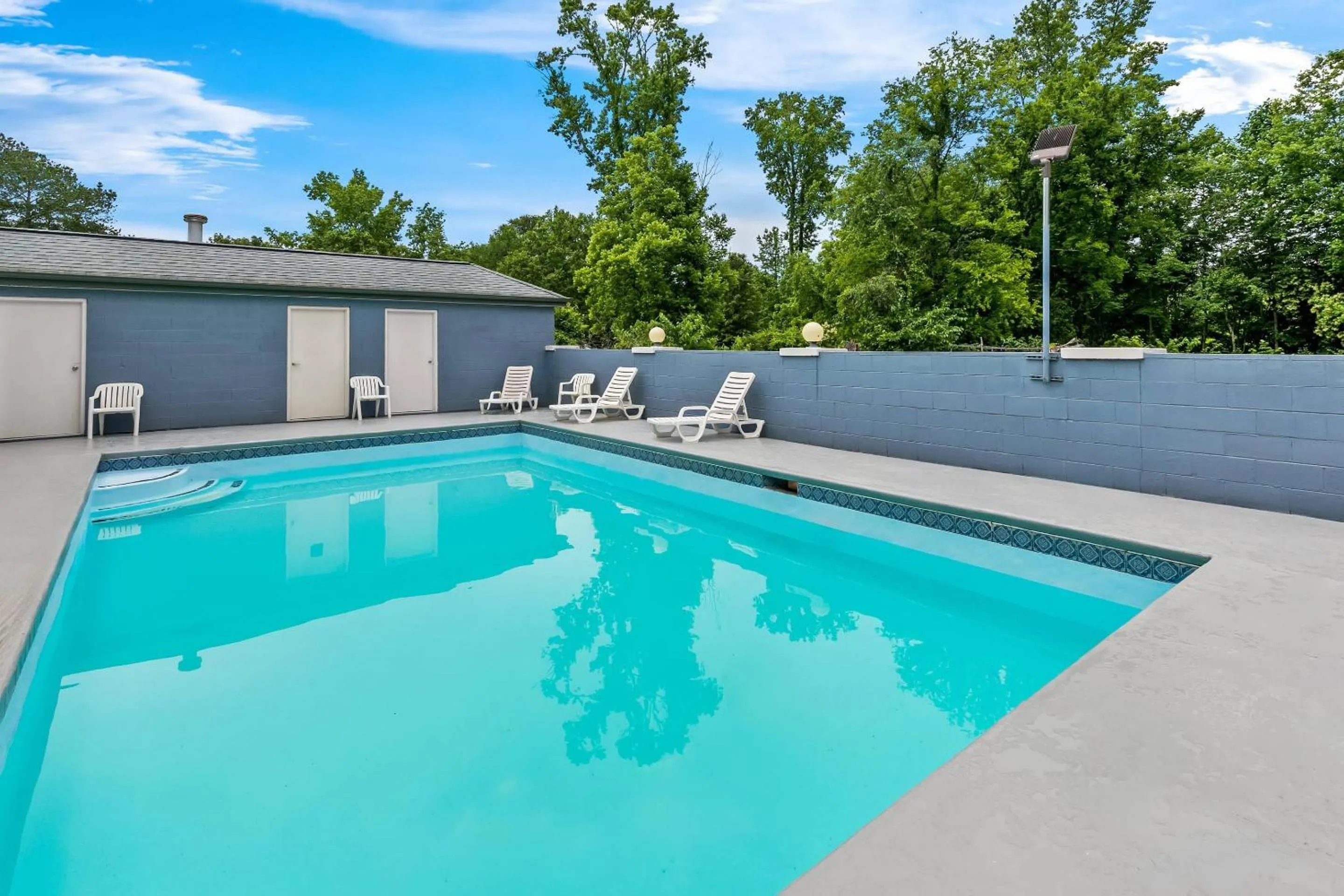 Swimming pool in Econo Lodge Elberton