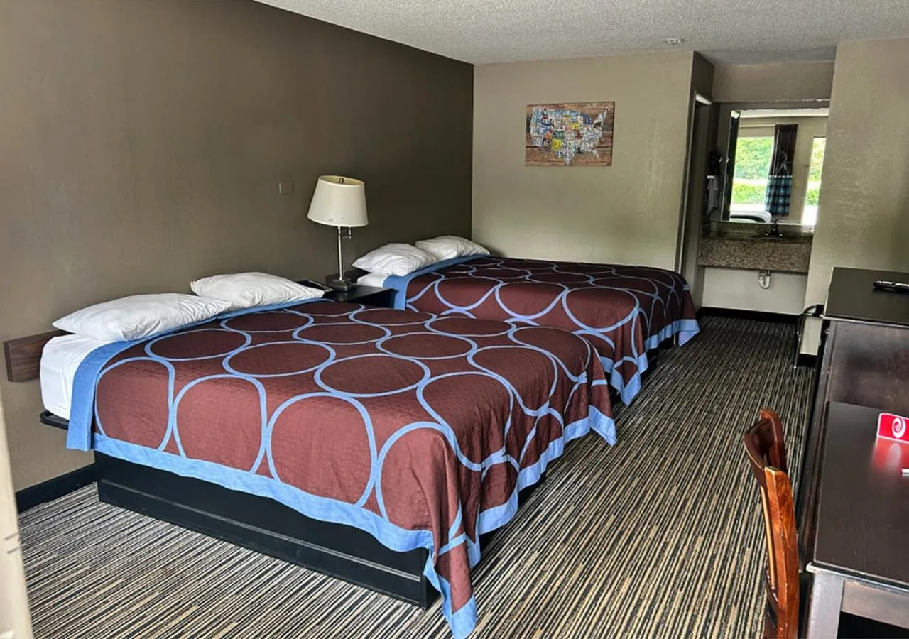 Bed in Econo Lodge Elberton