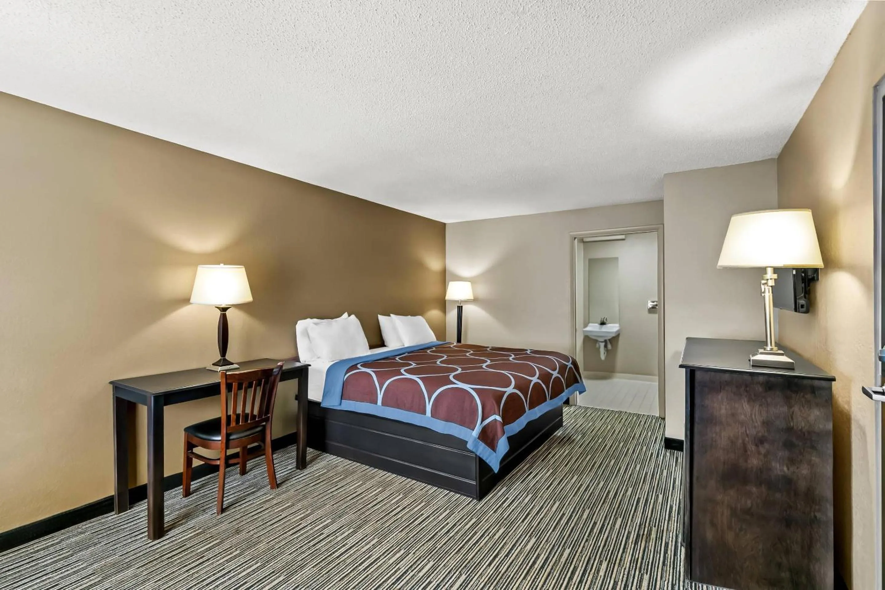 Bedroom, Bed in Econo Lodge Elberton