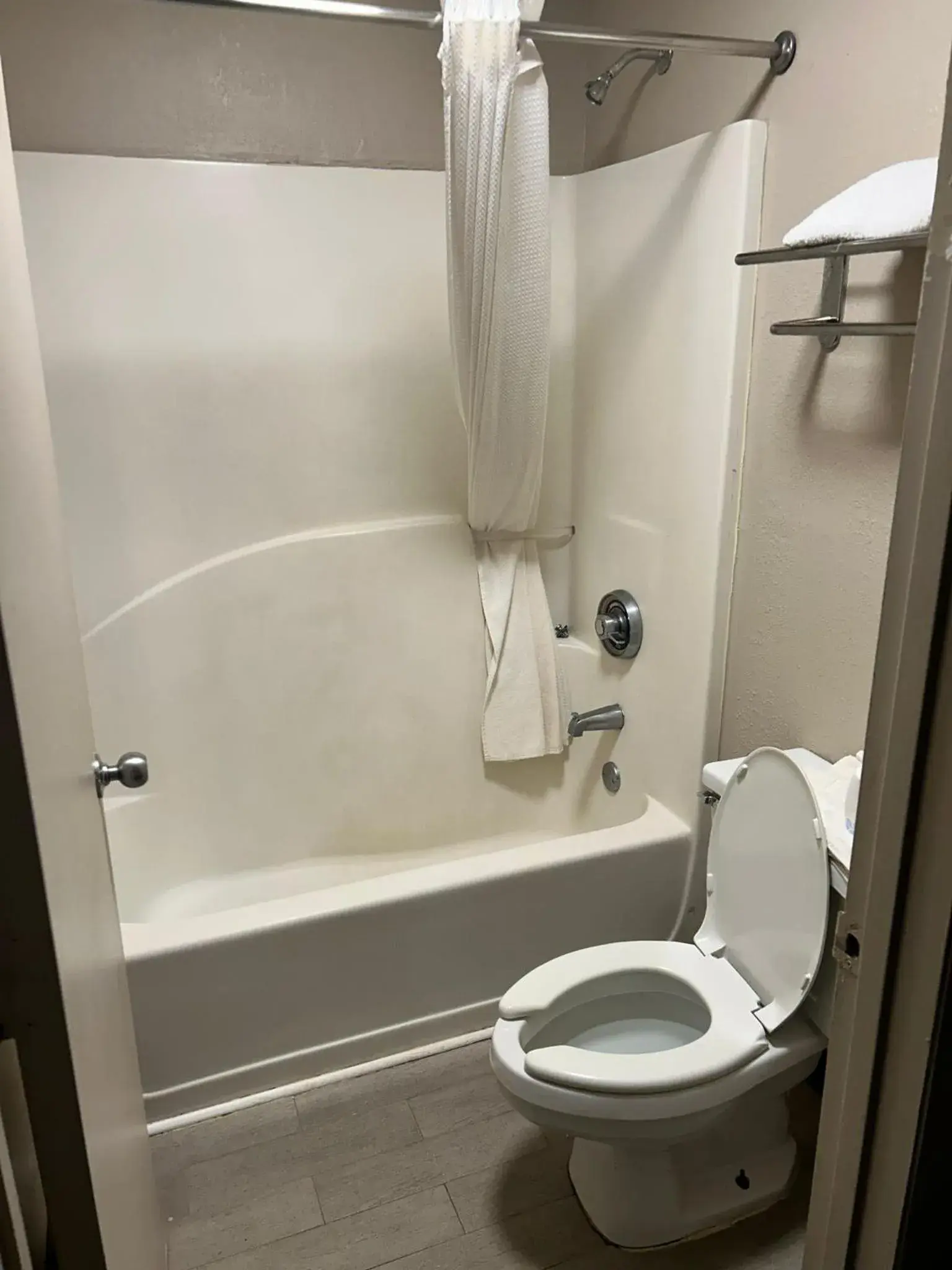 Deluxe King Room - Non-Smoking in Super 8 by Wyndham Elberton Deluxe King Room - Non-Smoking in Super 8 by Wyndham Elberton