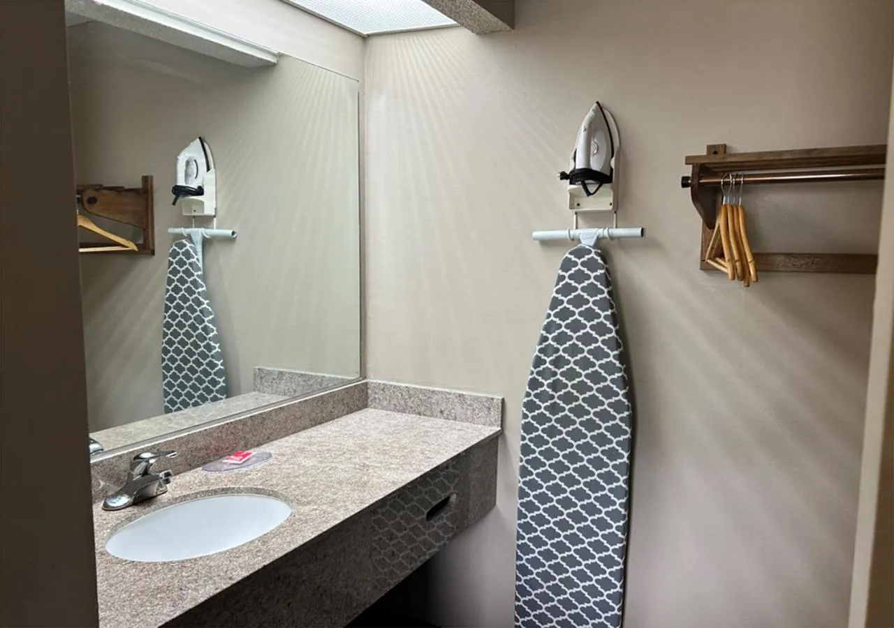 Bathroom in Econo Lodge Elberton