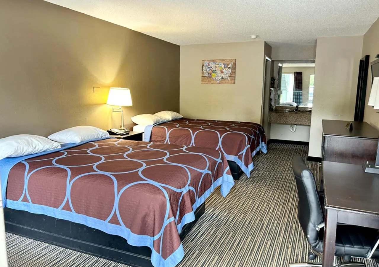 Bedroom, Bed in Econo Lodge Elberton