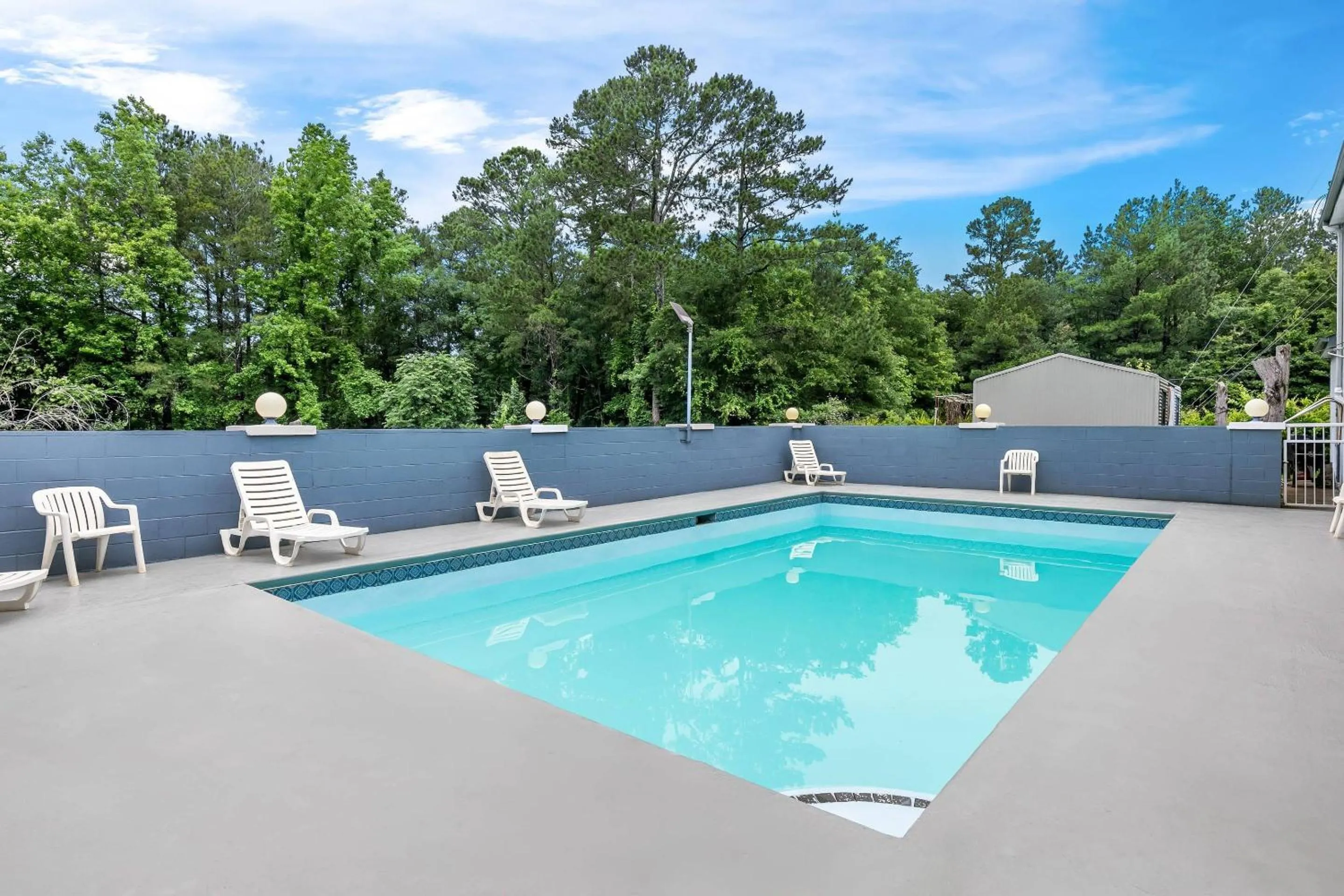 Swimming pool in Econo Lodge Elberton