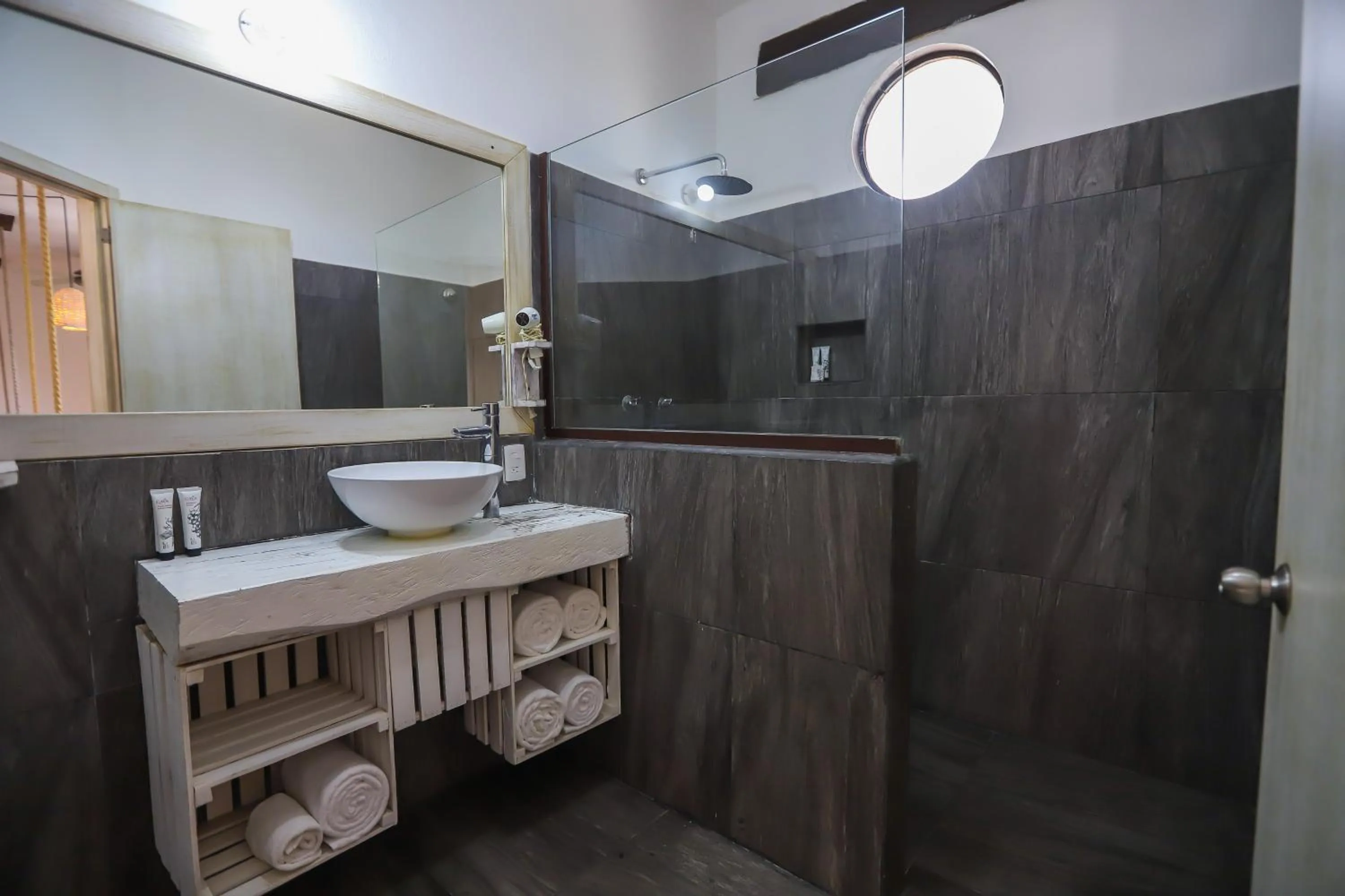 Bathroom in 40 Cañones