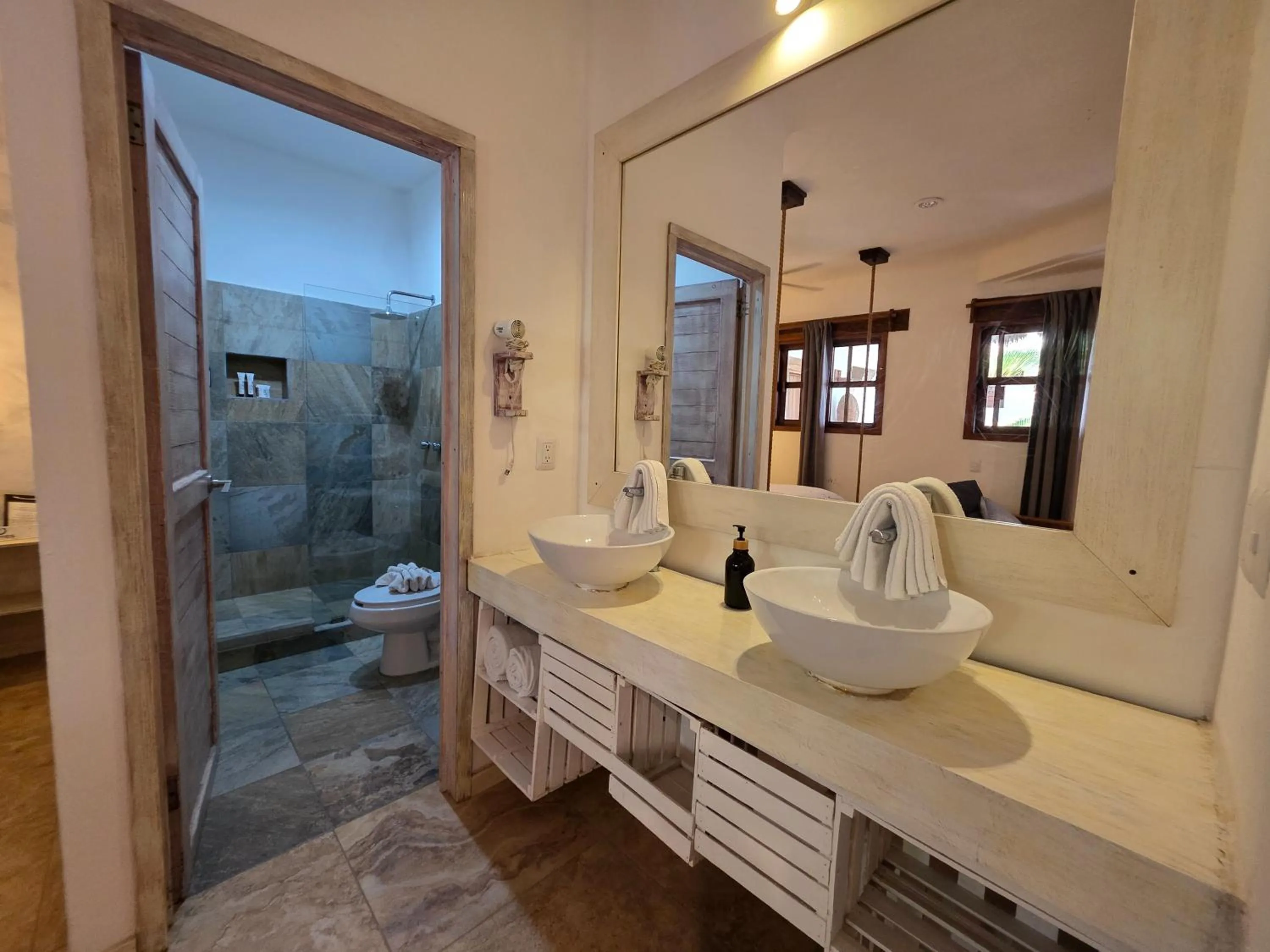 Bathroom in 40 Cañones