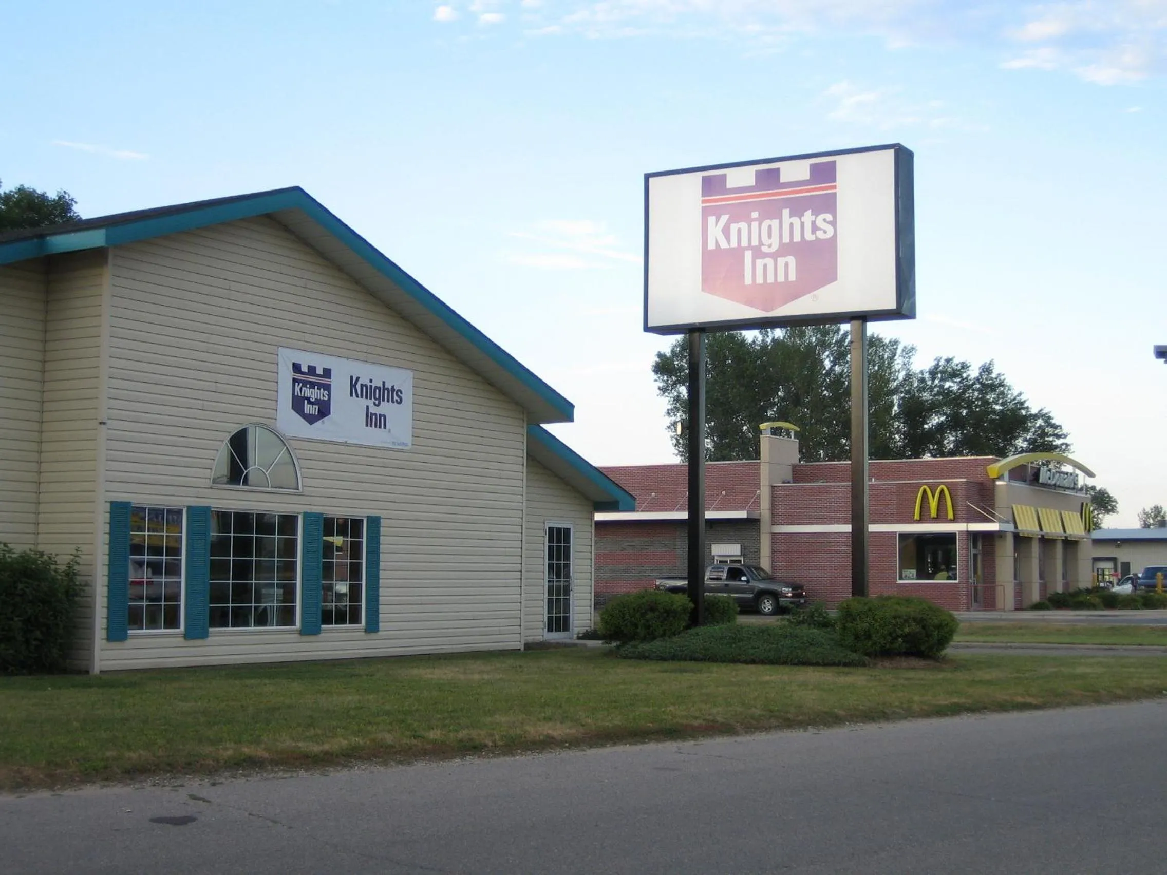 Facade/entrance in Knights Inn Litchfield