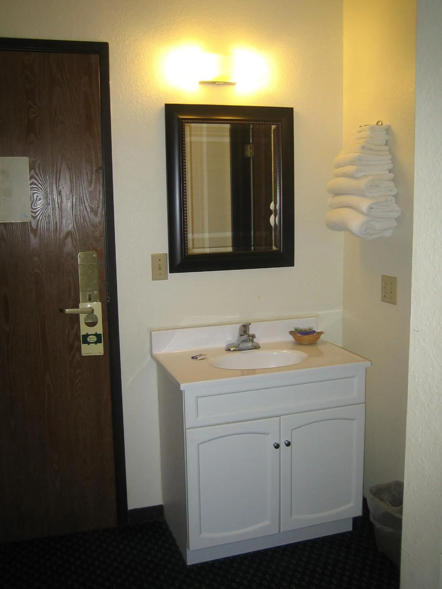 Bathroom in Knights Inn Litchfield