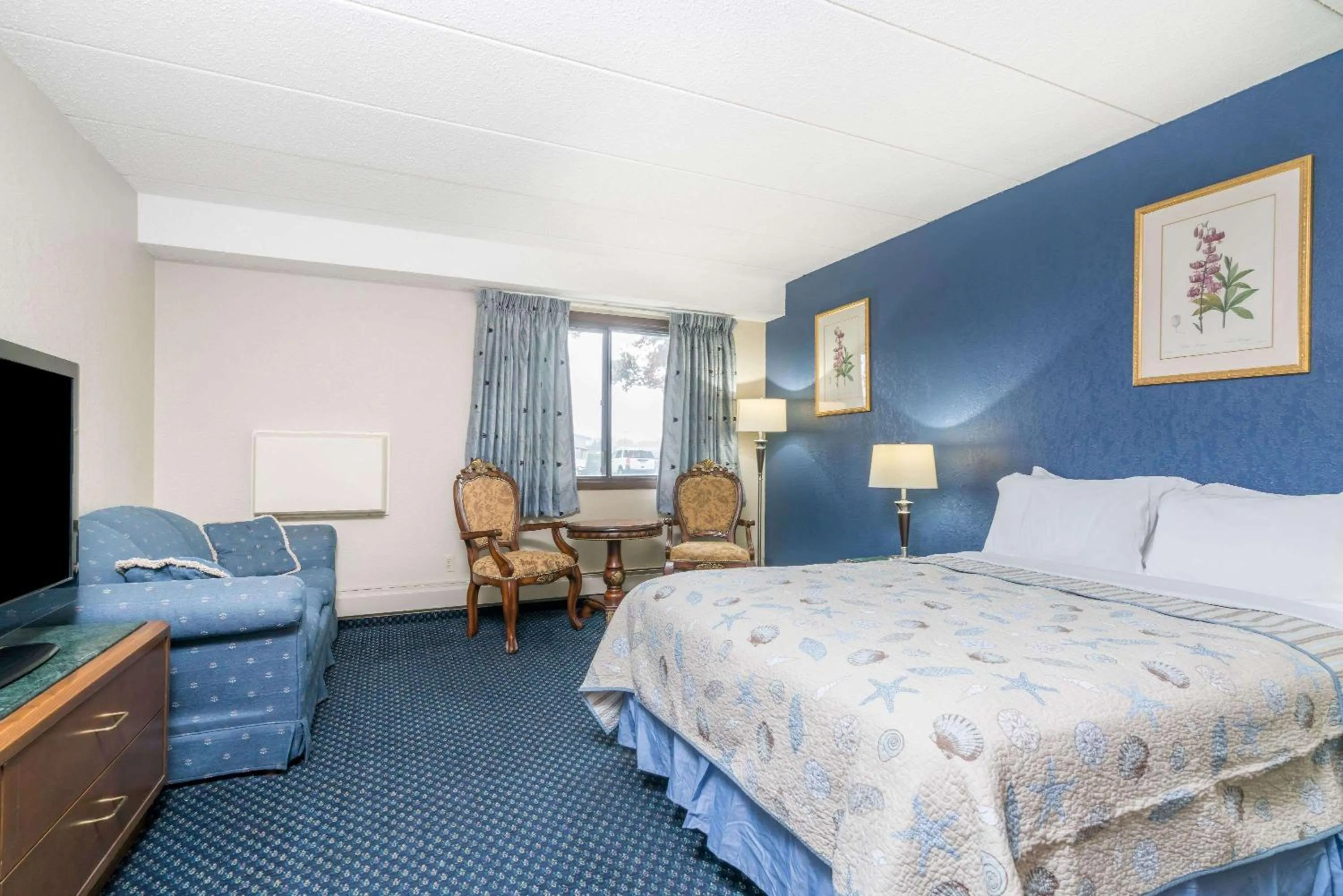 Photo of the whole room, Bed in Knights Inn Litchfield