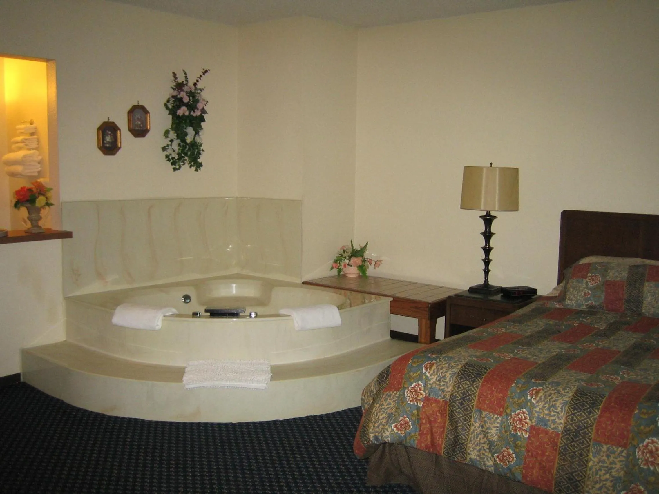 Kitchen or kitchenette, Bed in Knights Inn Litchfield