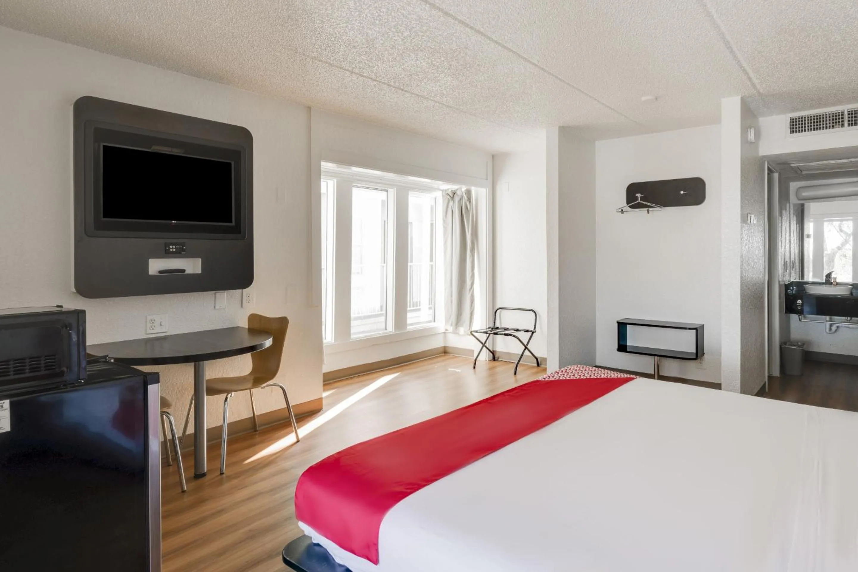 Bedroom, Bed in OYO Hotel Houston Katy Freeway