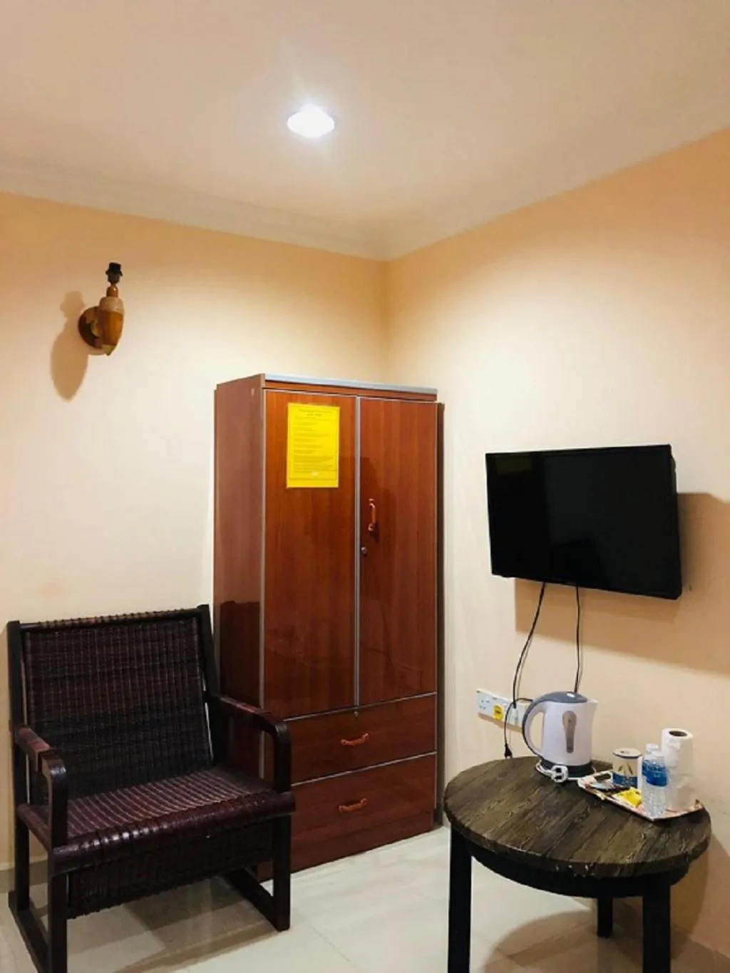 Communal lounge/ TV room in Penarak Bamboo Beach Motel