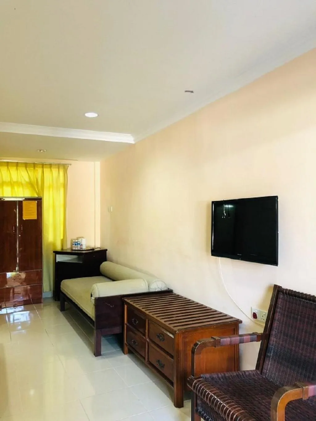 Communal lounge/ TV room in Penarak Bamboo Beach Motel