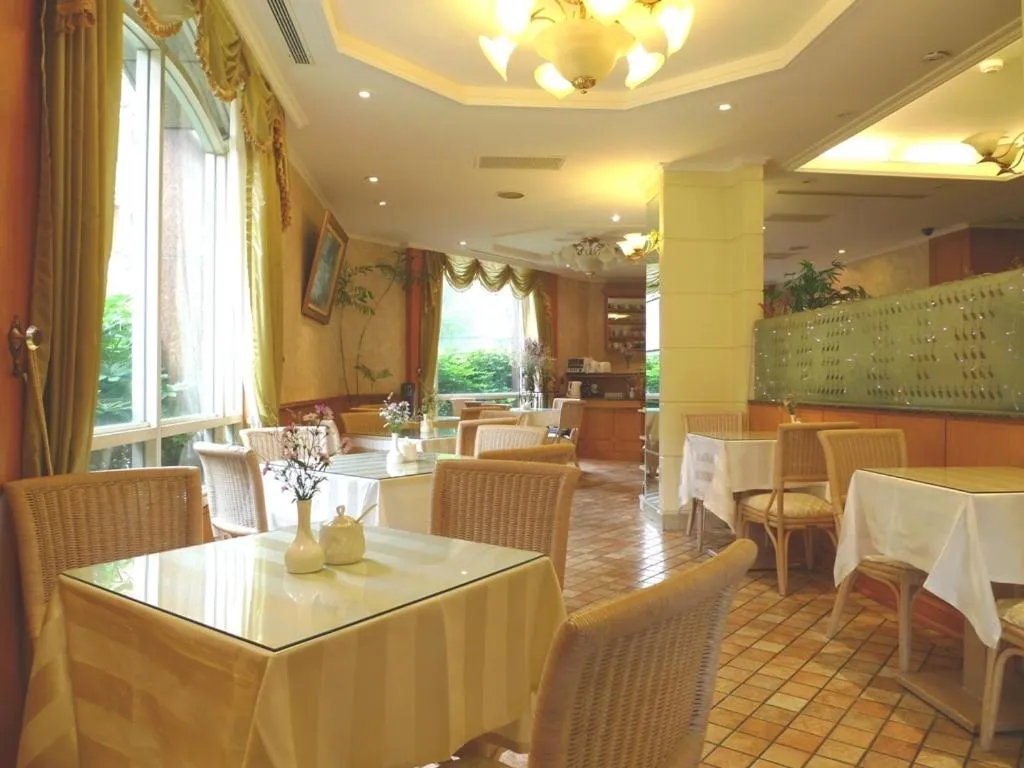 Restaurant/places to eat in Hara Zuru Hotel