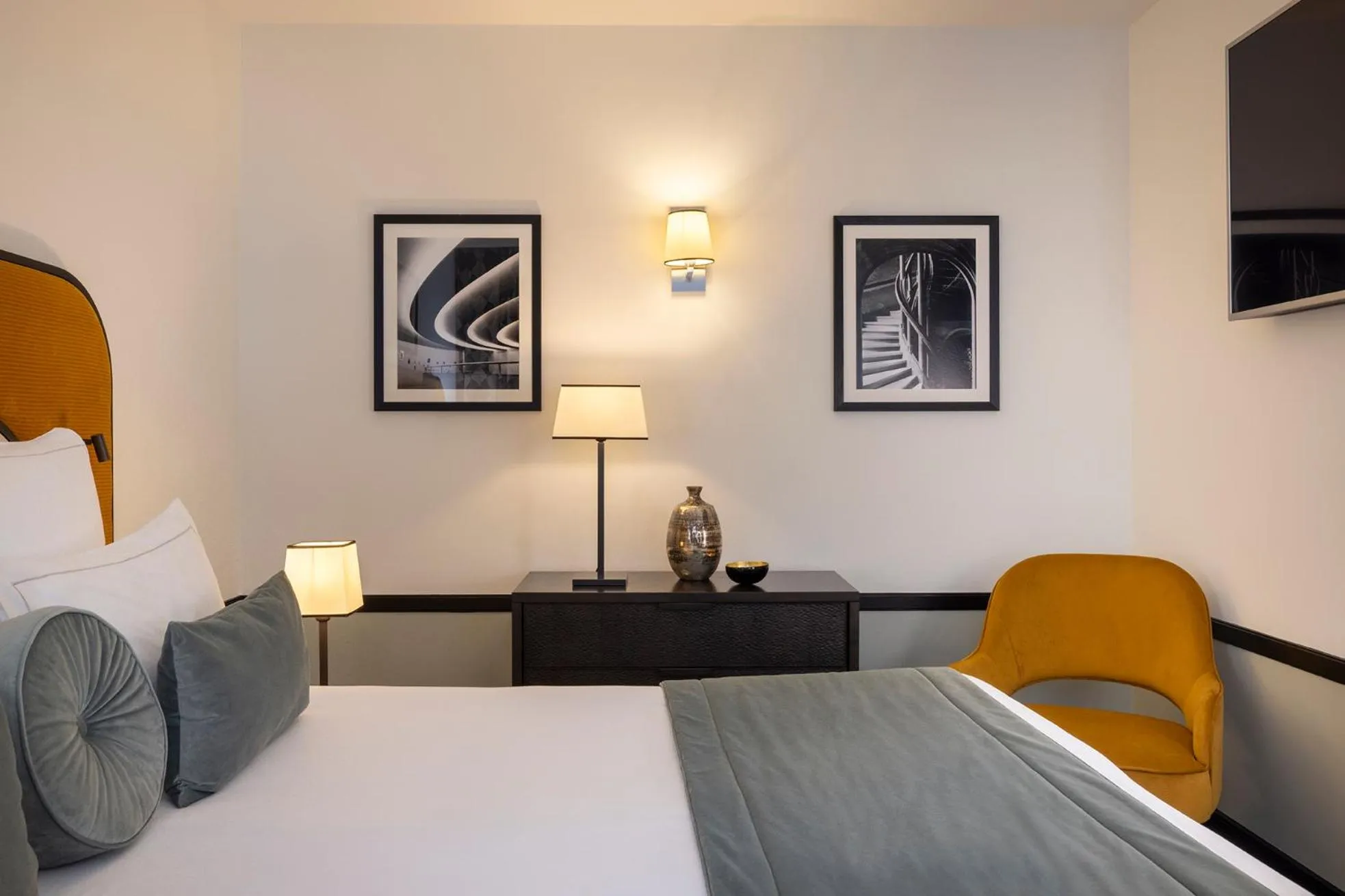 Bedroom, Bed in Hôtel Aiglon