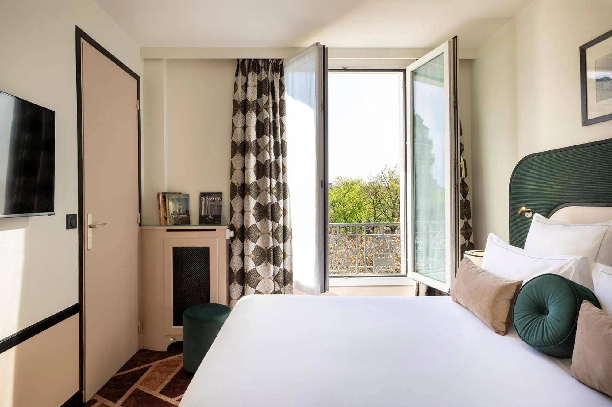 View (from property/room), Bed in Hôtel Aiglon