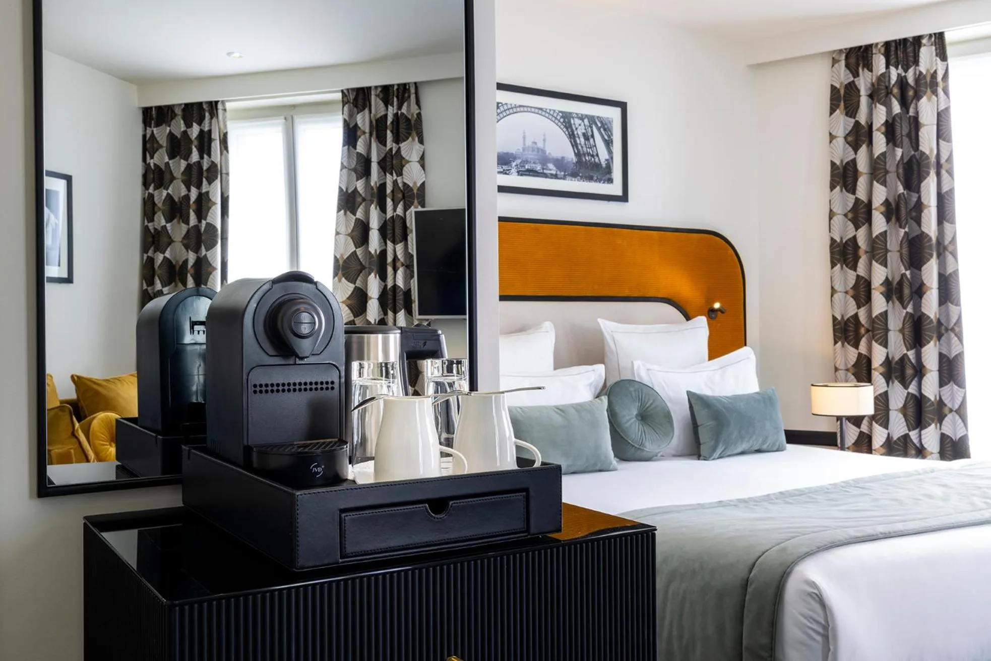 Bedroom, Bed in Hôtel Aiglon