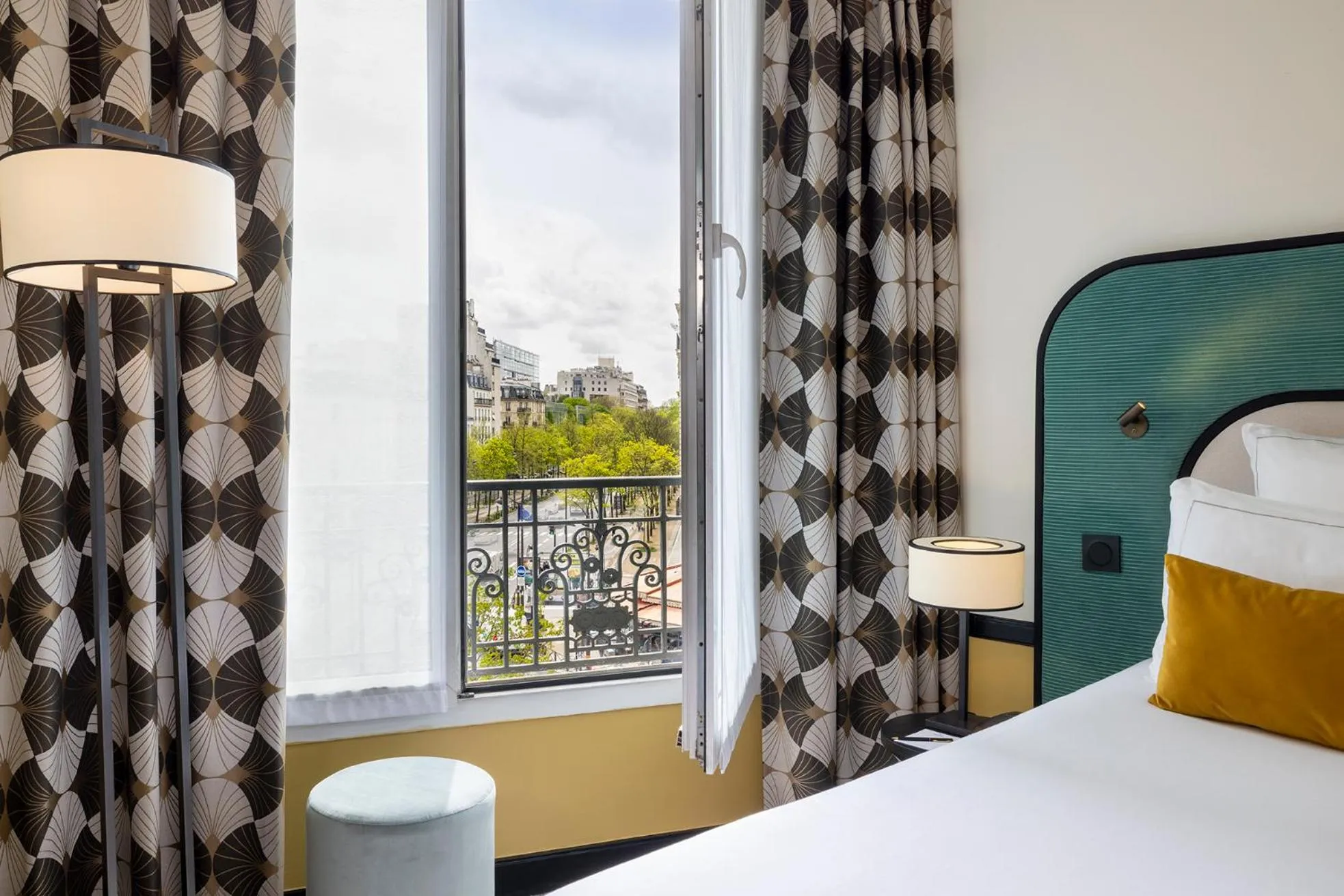 View (from property/room), Bed in Hôtel Aiglon