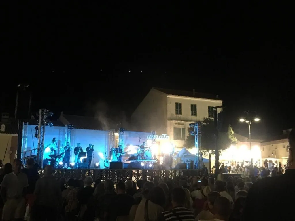 Evening entertainment in Unique Art