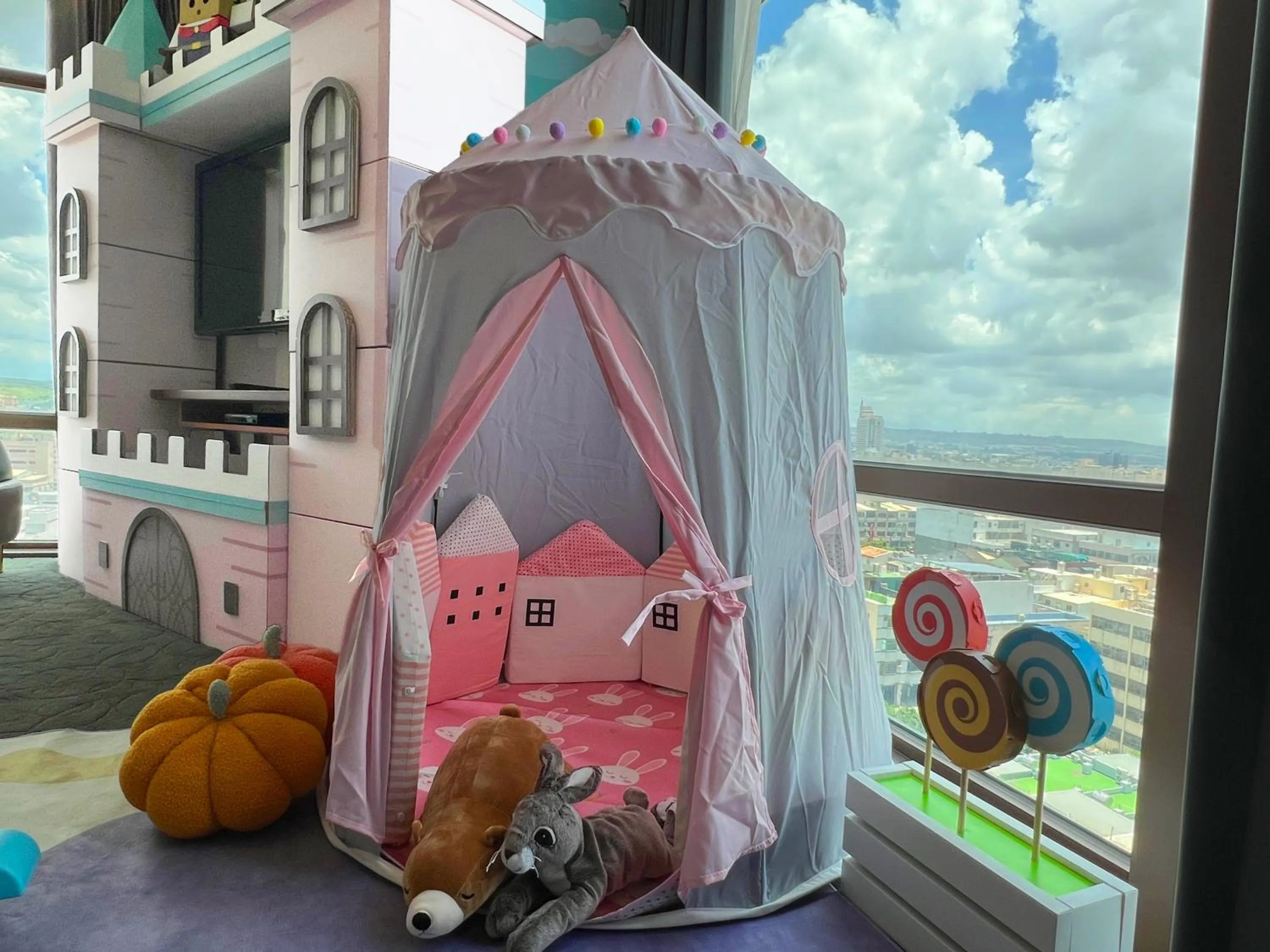 children in Taichung Harbor Hotel