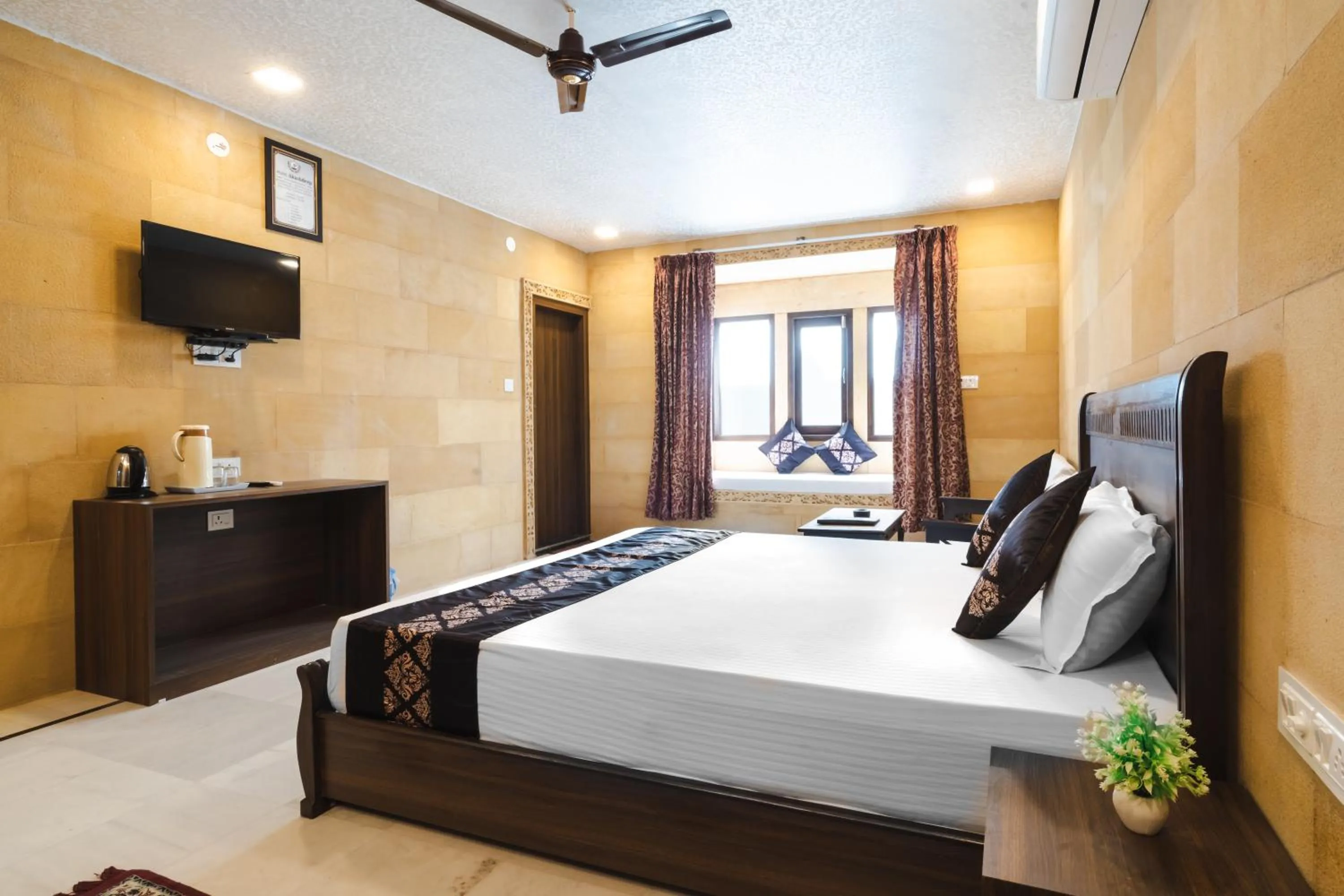 Communal lounge/ TV room, Bed in Hotel Akashdeep - Located City Centre