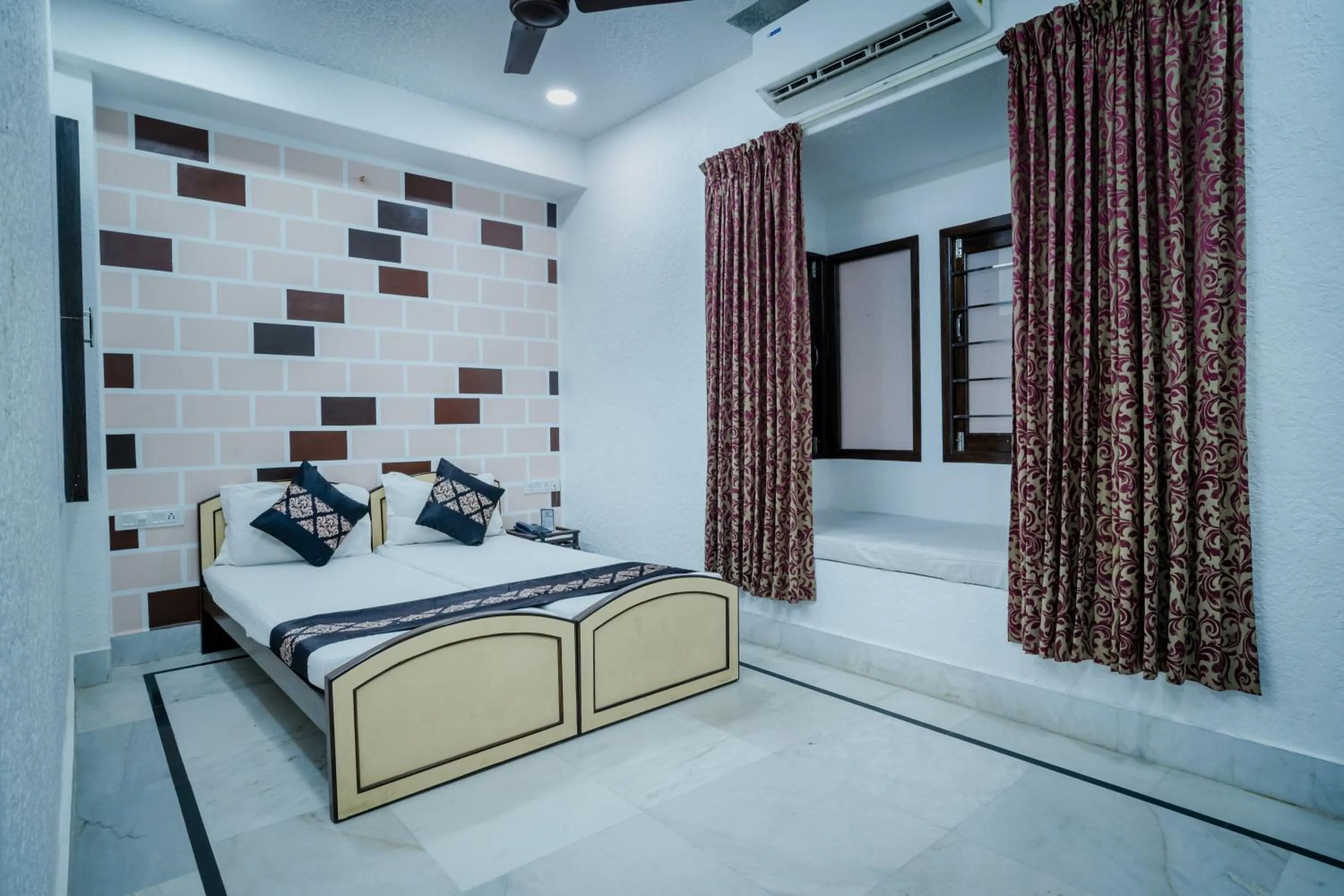 Bed in Hotel Akashdeep - Located City Centre