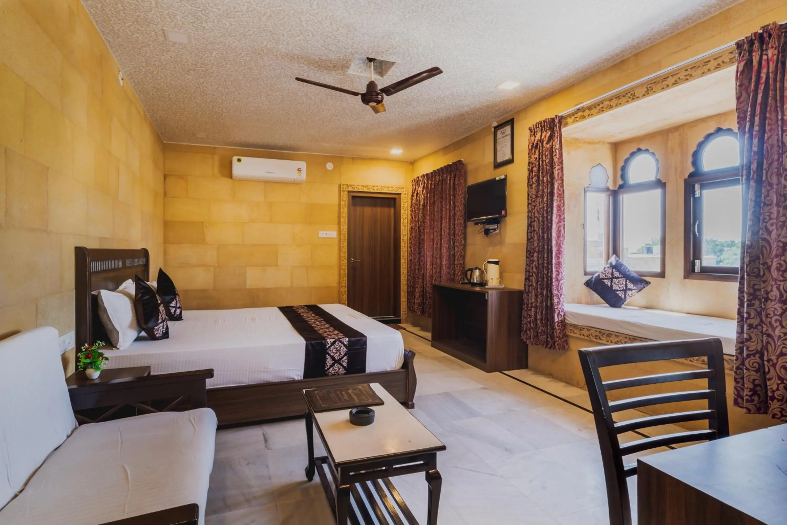 Communal lounge/ TV room, Bed in Hotel Akashdeep - Located City Centre