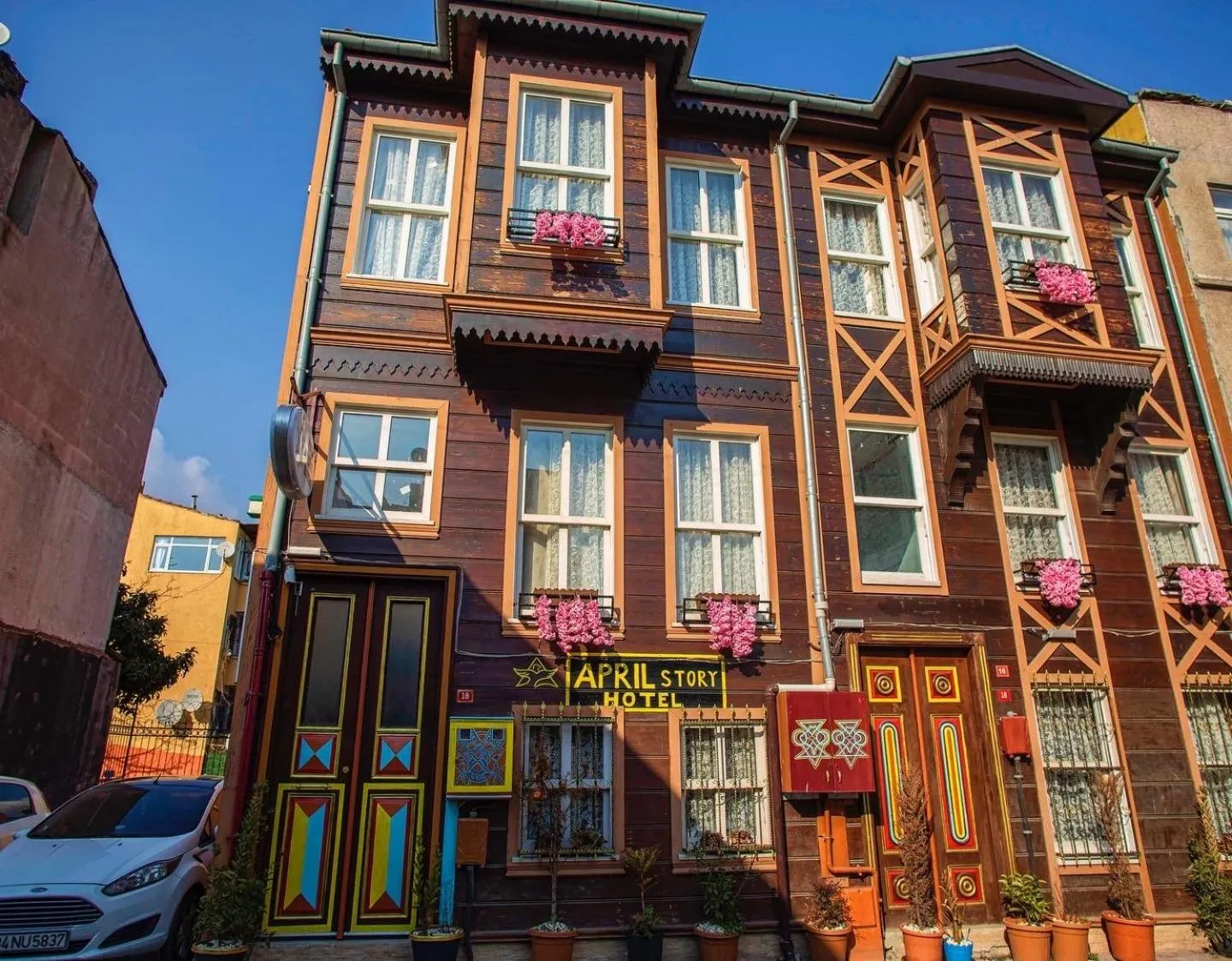 Facade/entrance in April Hotel