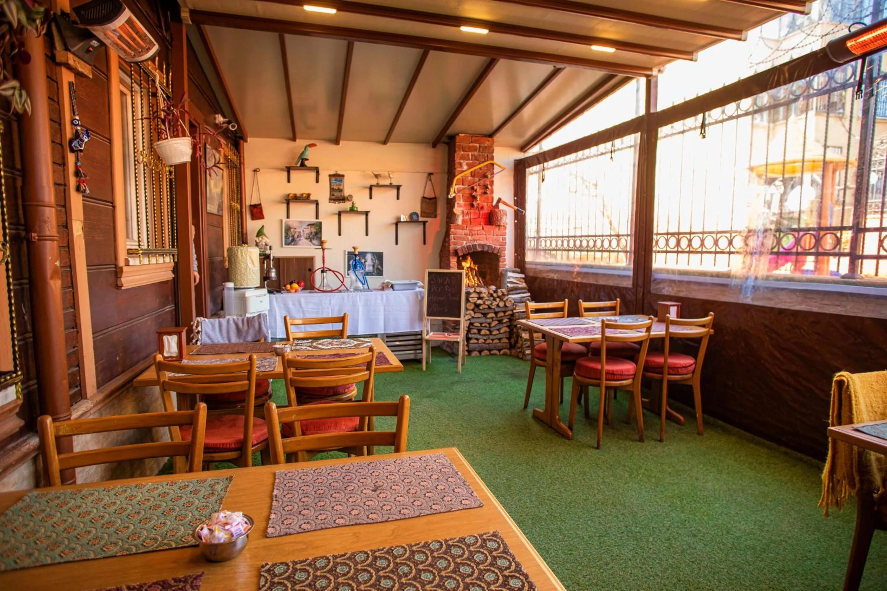 Restaurant/places to eat in April Hotel