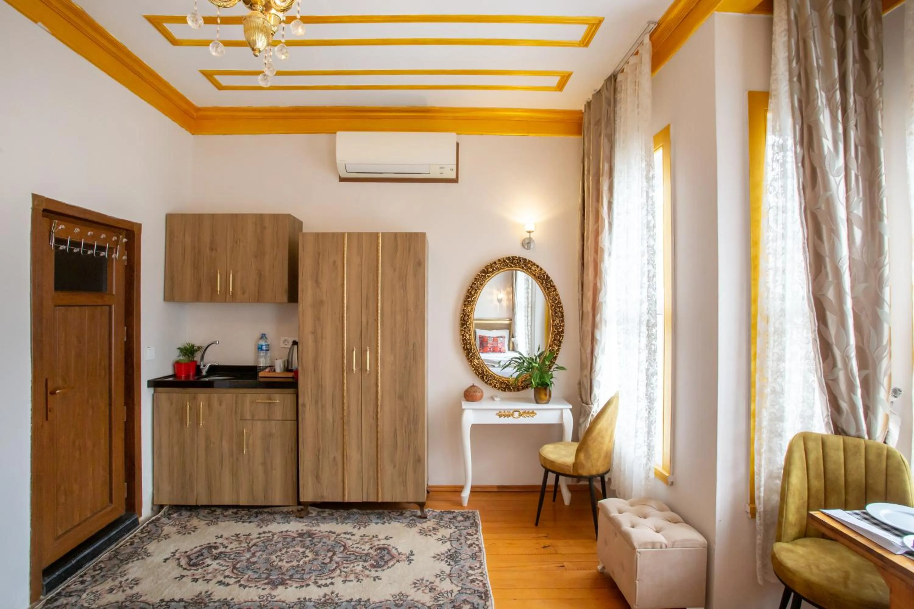 Coffee/tea facilities in April Hotel