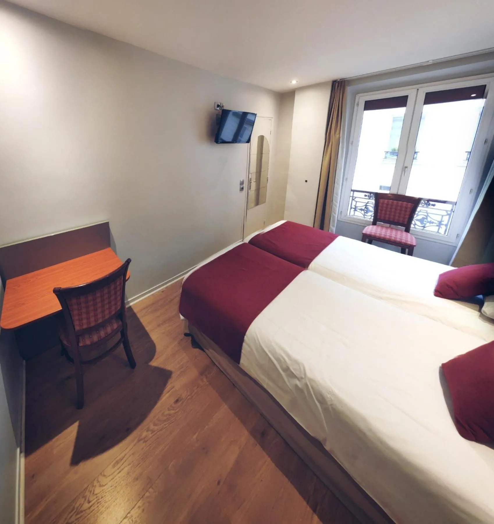 Photo of the whole room, Bed in Little Hôtel