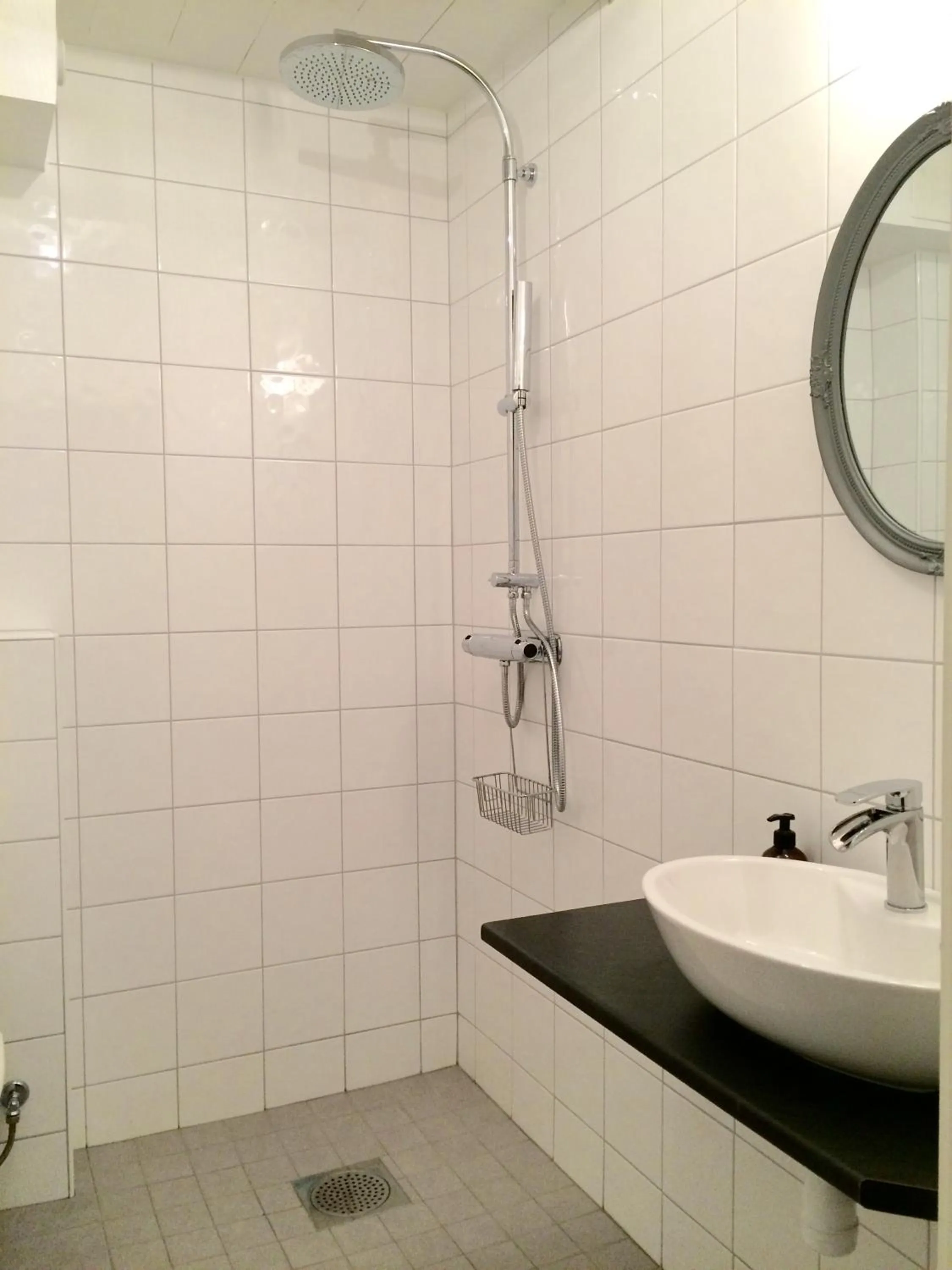 Shower in Mullbärsgårdens Bed and Breakfast