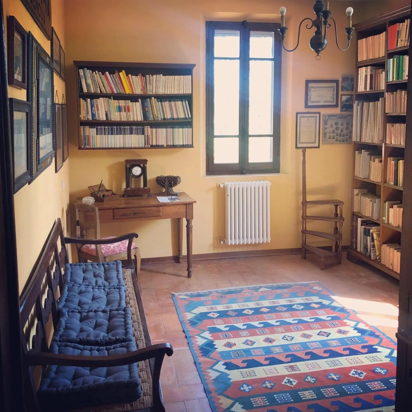 Library in B&B Podere Merlo
