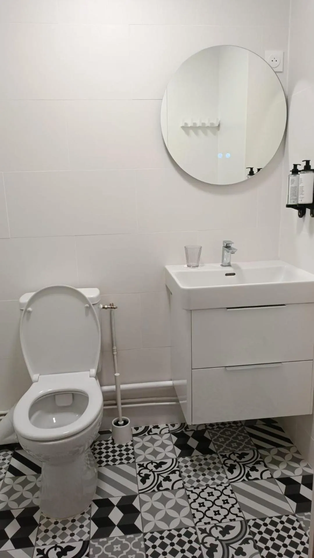 Toilet in Hôtel Le Lion D'or